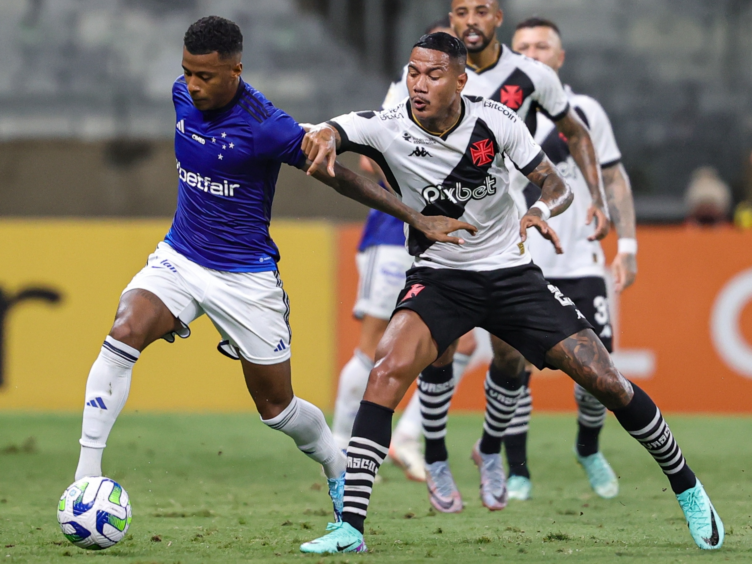 Cruzeiro e Vasco se enfrentam em jogo de vida ou morte