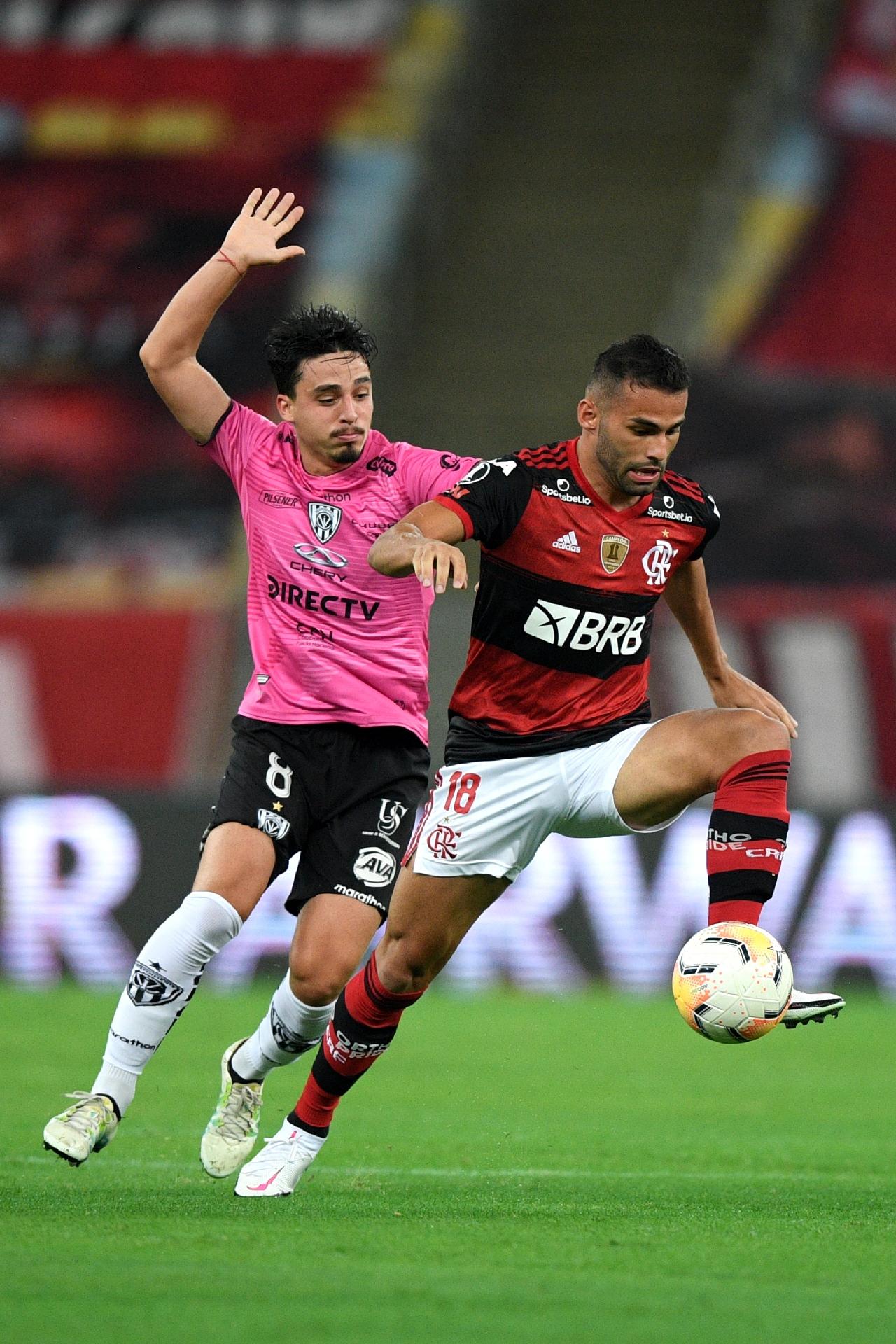 Thiago Maia escolhe música no Flamengo e avisa: 'Bola passa, jogador, não