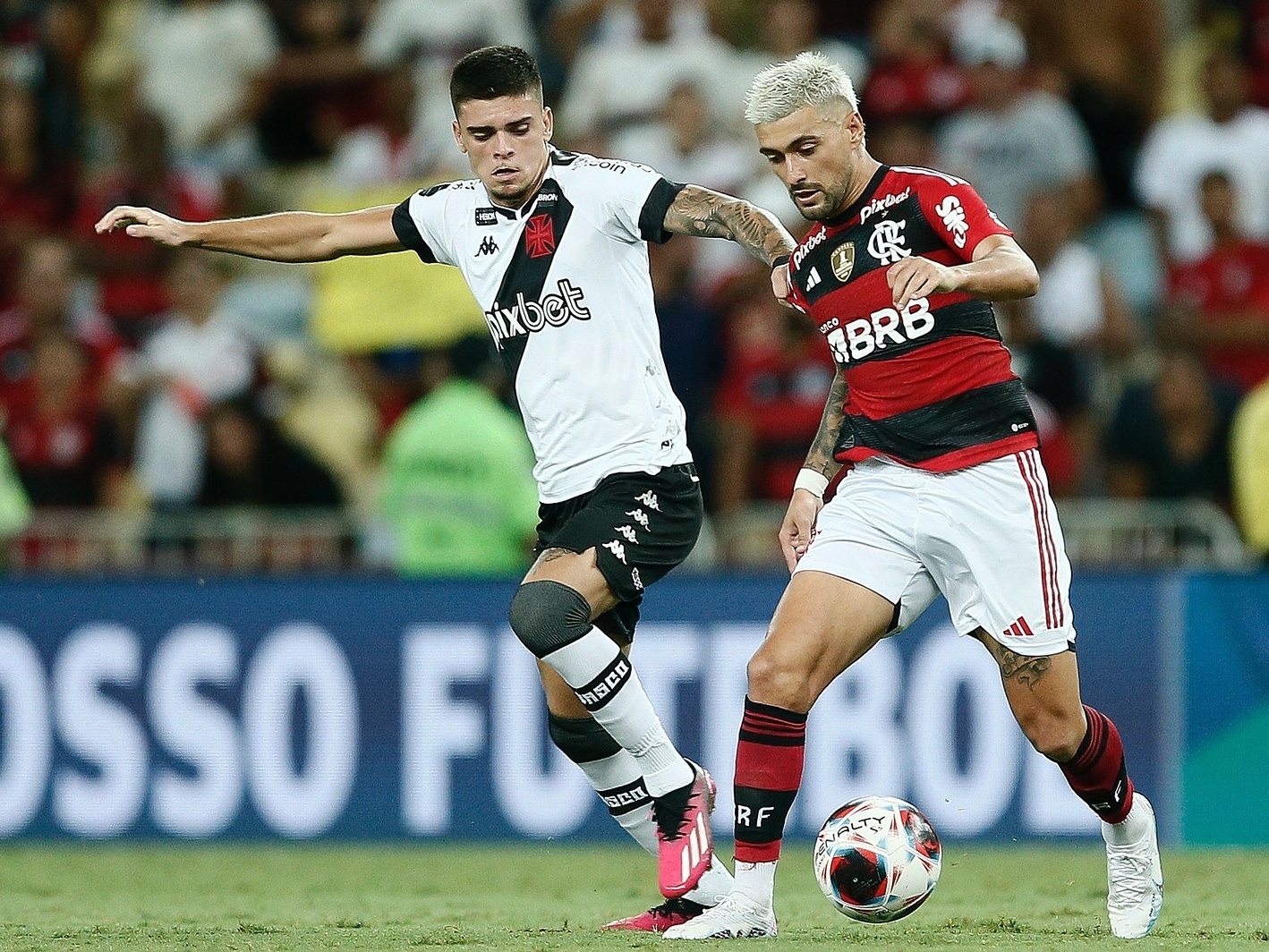 Thiago Maia escolhe música no Flamengo e avisa: 'Bola passa, jogador, não