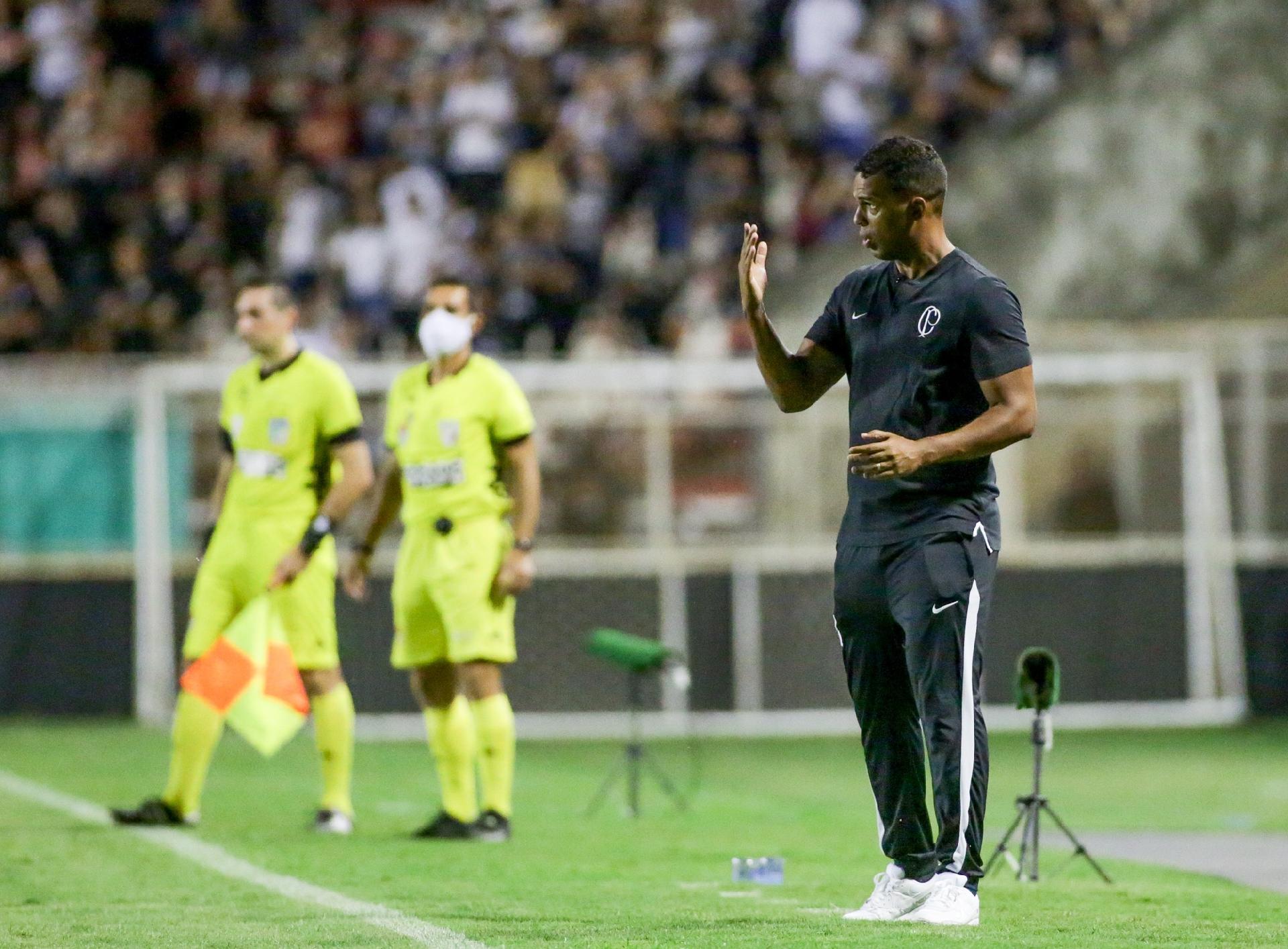 [OPINIÃO] Corinthians não define prazo para novo técnico, mas quer estrangeiro