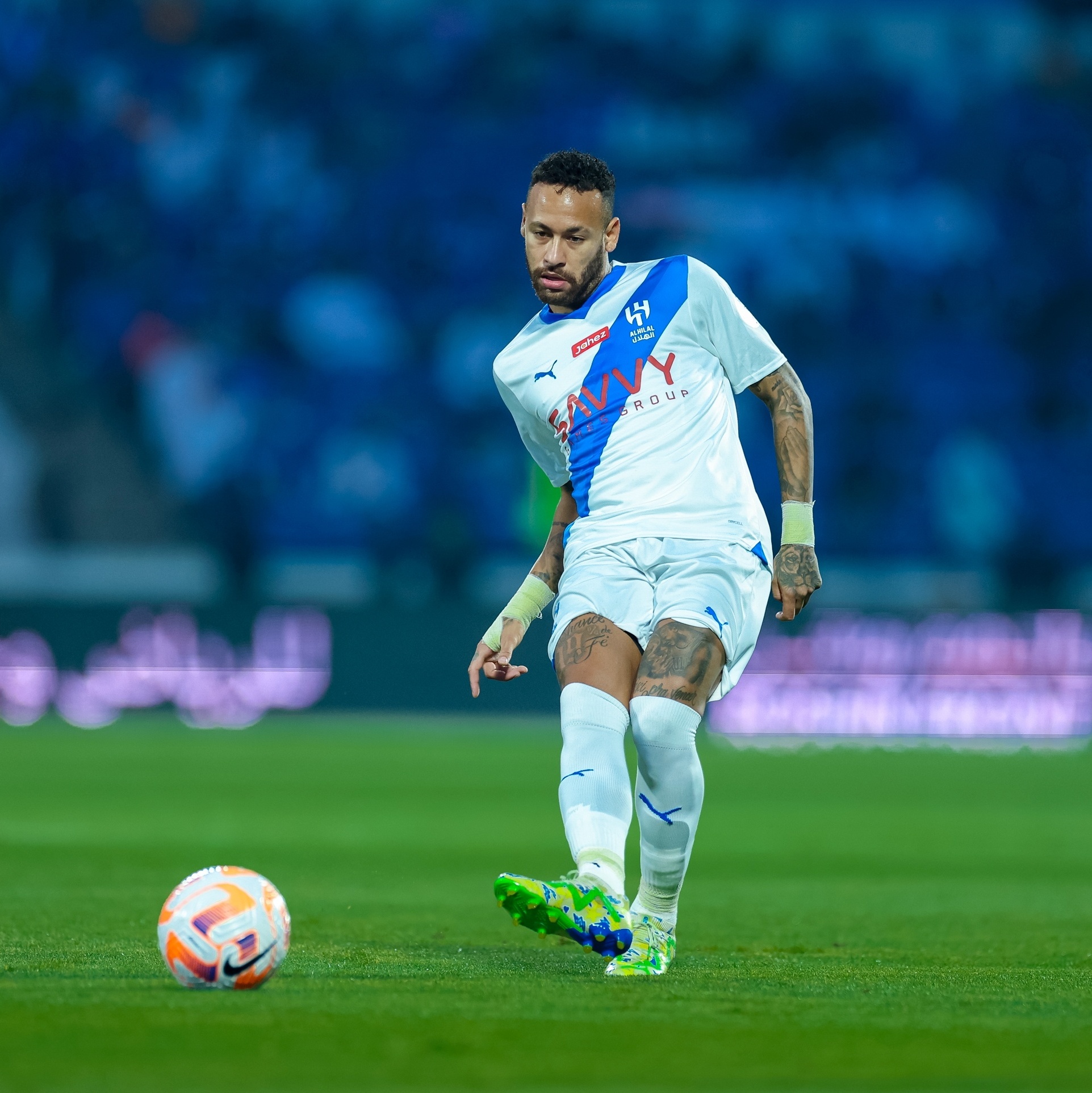 Al-Hilal bate Al-Ahli em jogo com lambança de brasileiro e show de sérvios