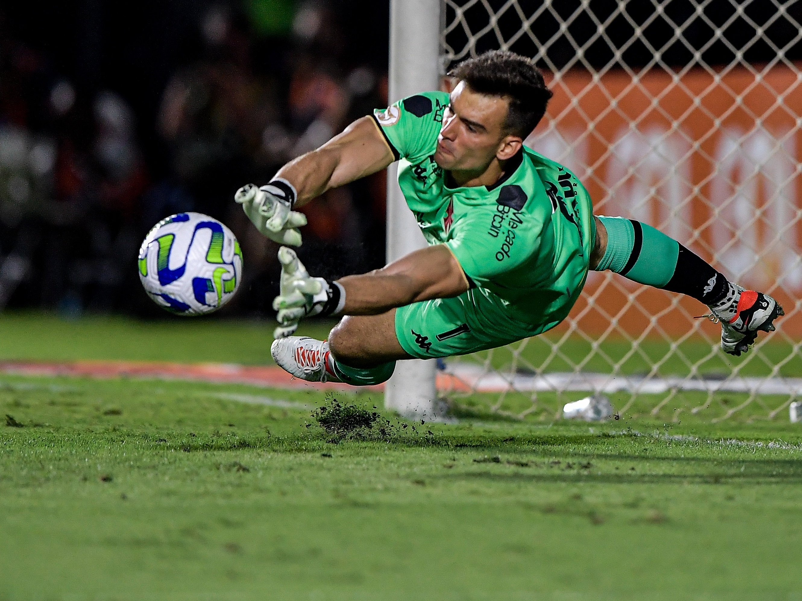 Léo Jardim, do Vasco, se torna o segundo goleiro com mais defesas no  Brasileirão - Lance!