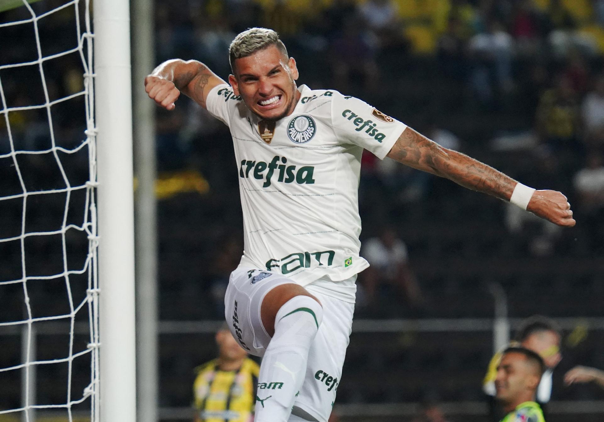 [OPINIÃO] Navarro pode ganhar espaço, mas não é o camisa nove dos sonhos
