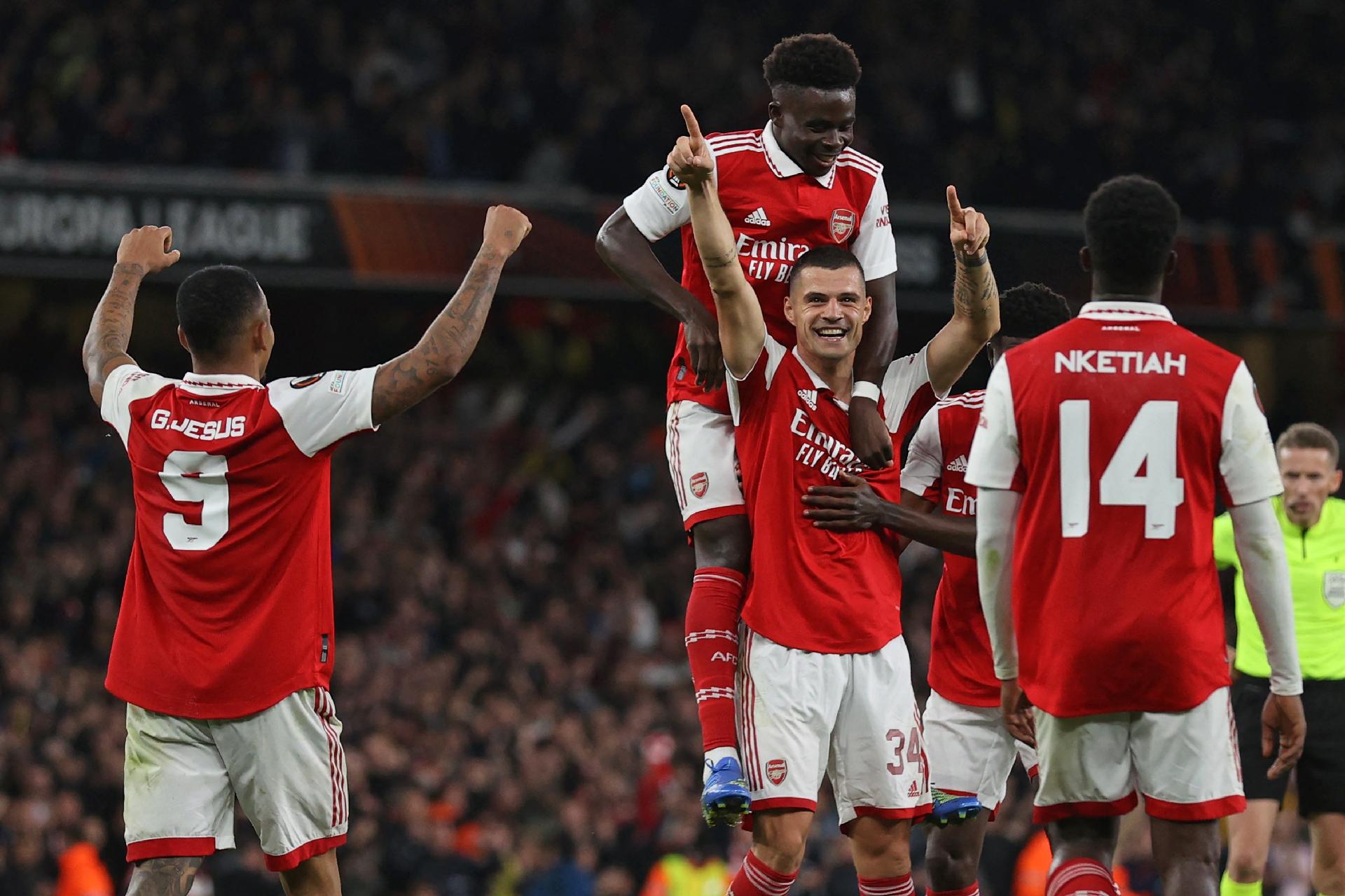 A luta pelo título não morre e Odegaard não a mata: Arsenal vence