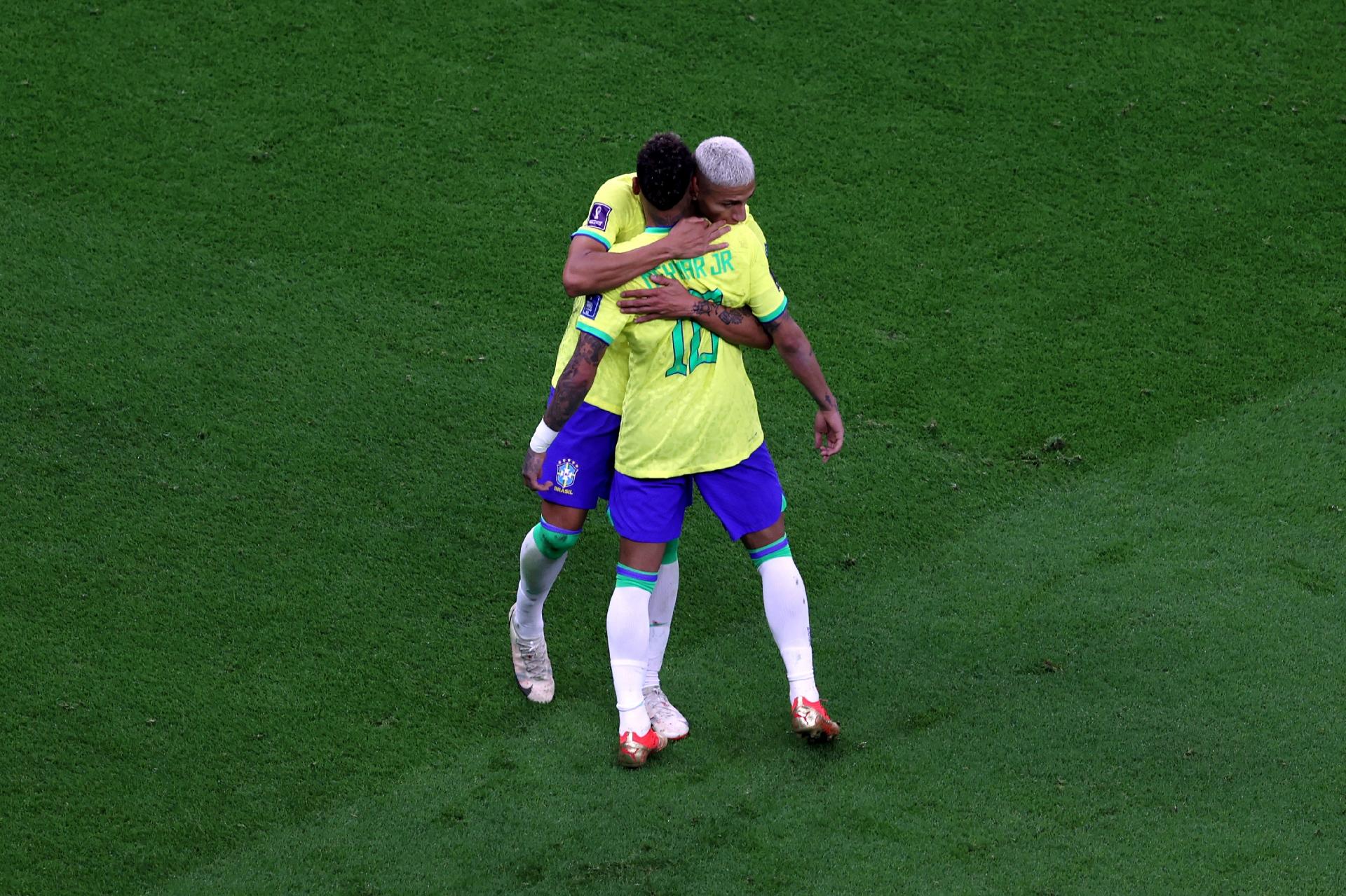 Equipe De Futebol Infantil Se Abraça No Campo De Futebol Antes Do