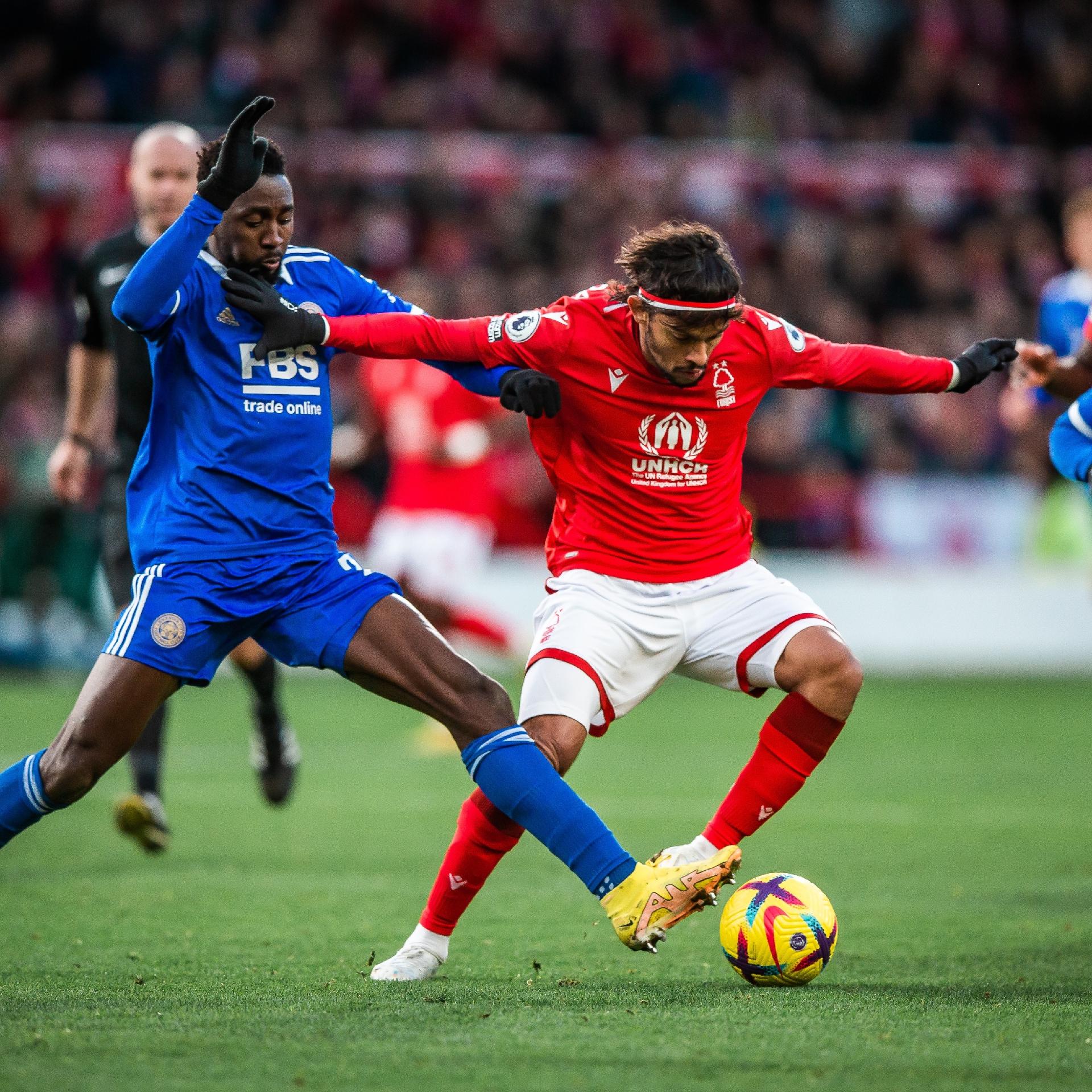 Salah brilha e Liverpool derrota Nottingham Forest por 3 a 0 para