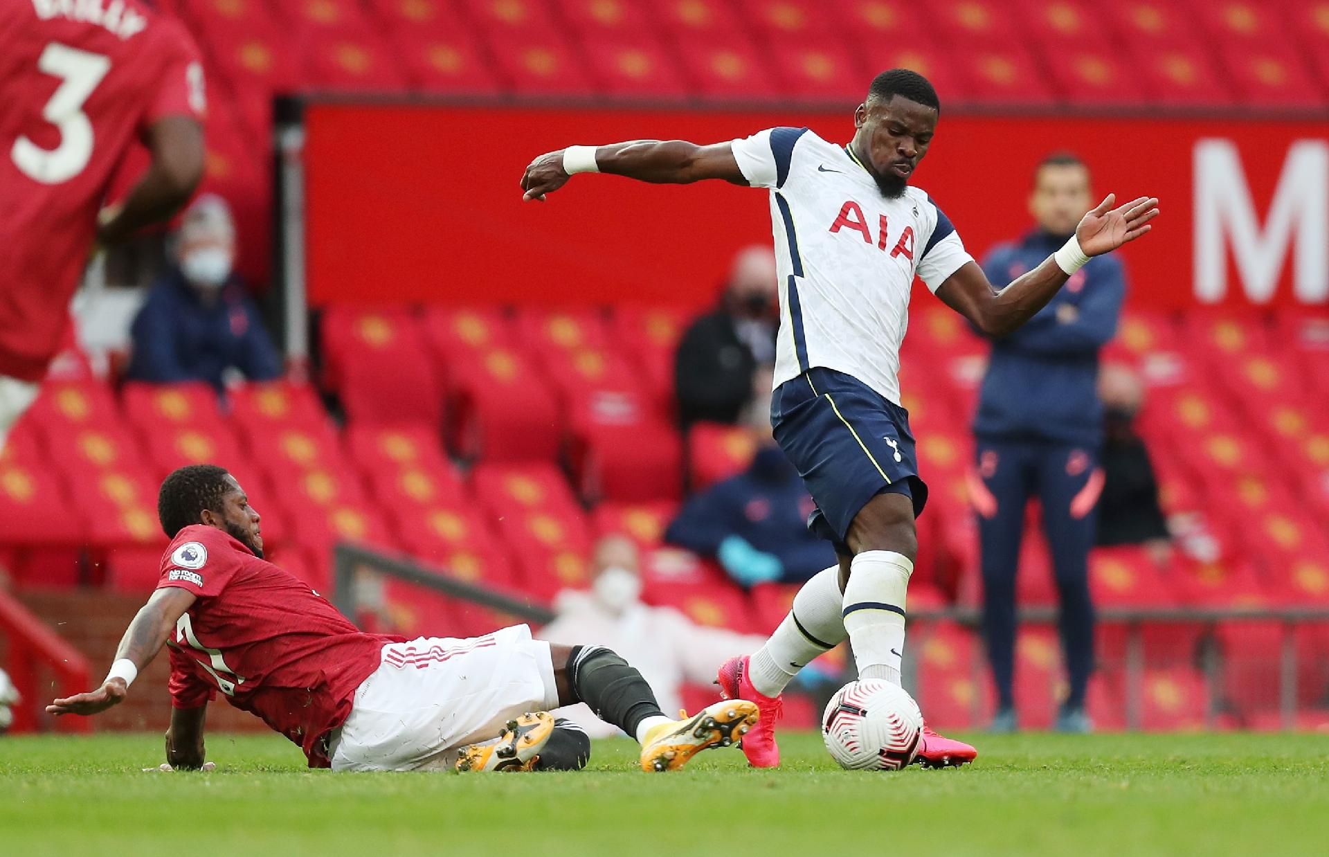 Tottenham estuda multa para jogadores que viajaram sem permissão