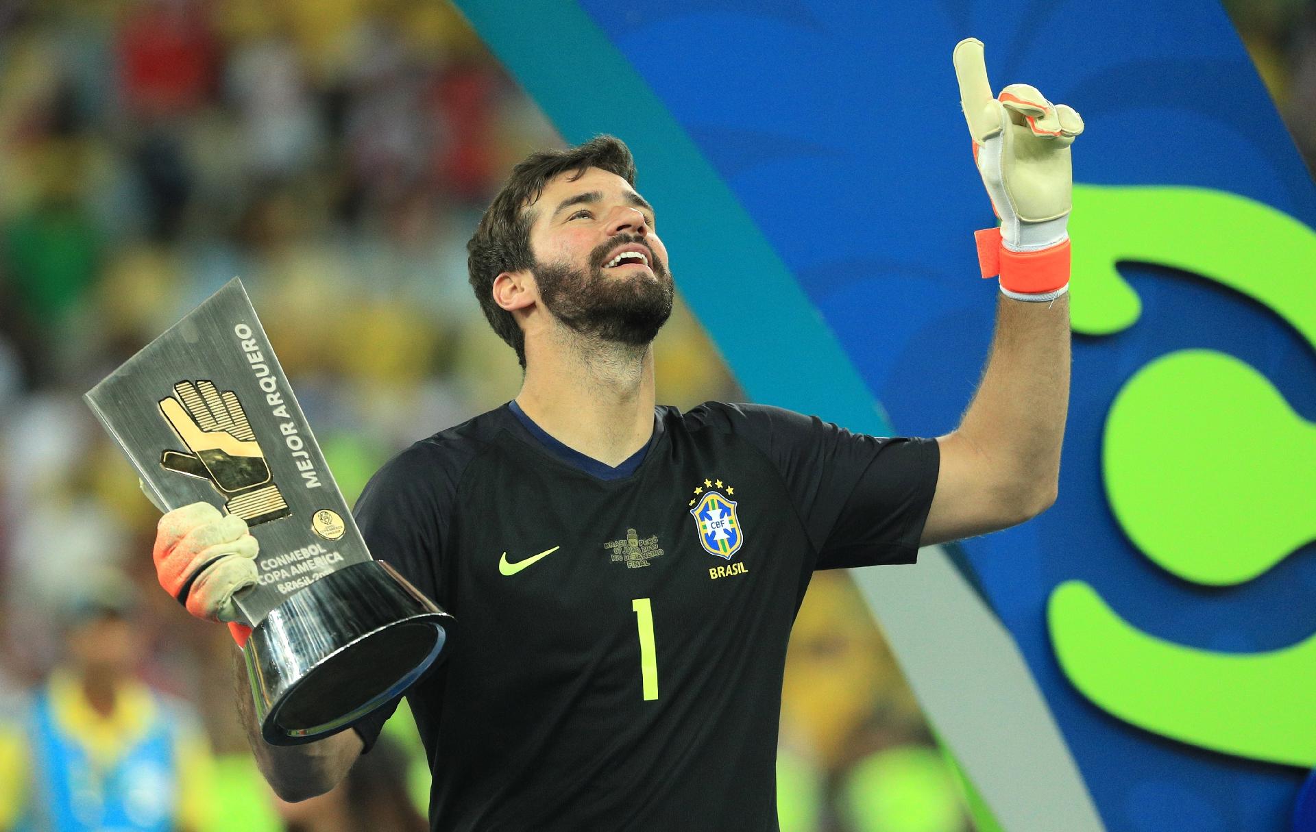 Fábio recebe Luva de Ouro de melhor goleiro da Copa do Brasil