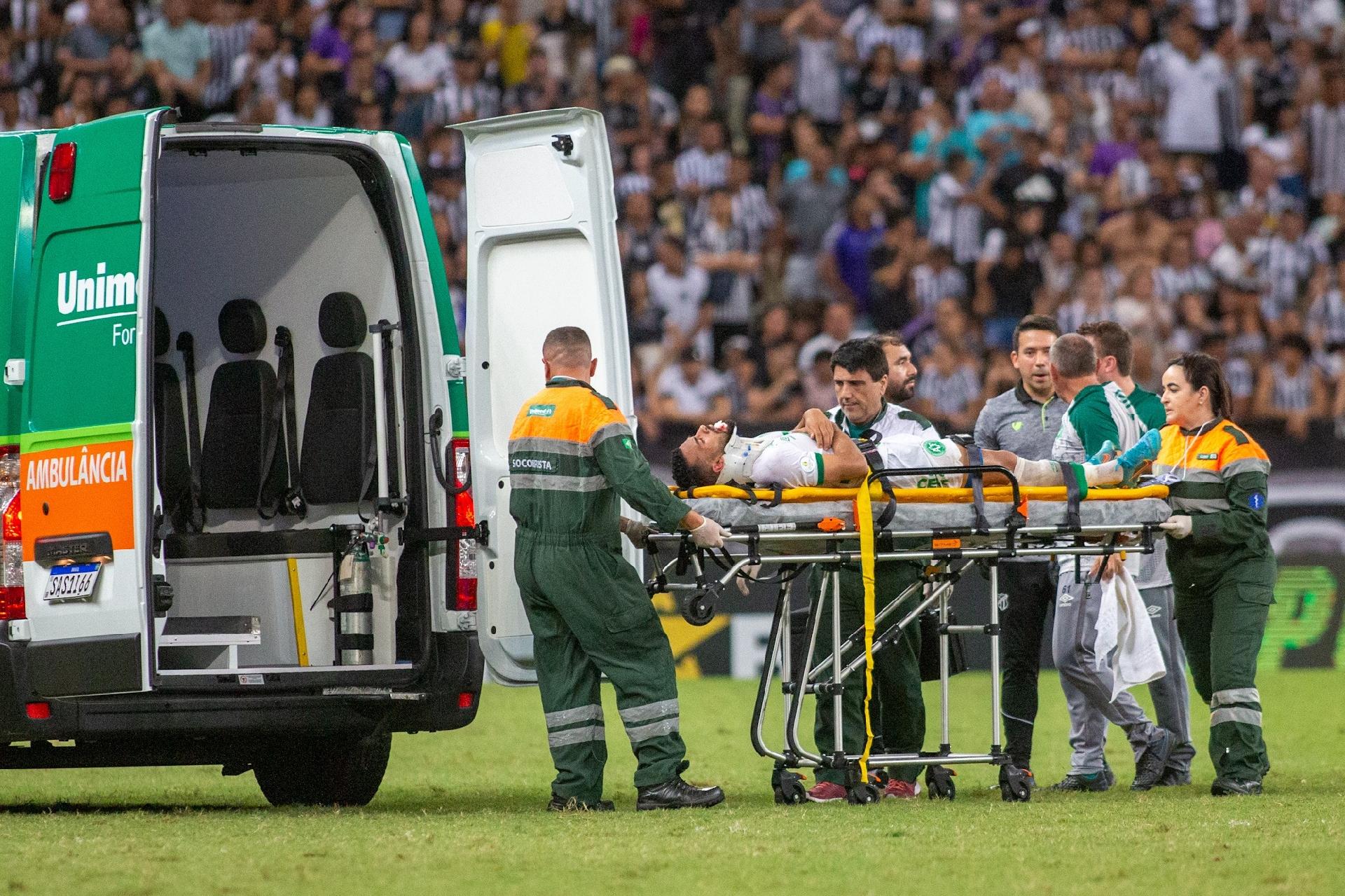 Jogador de futebol americano deixa estádio de ambulância após