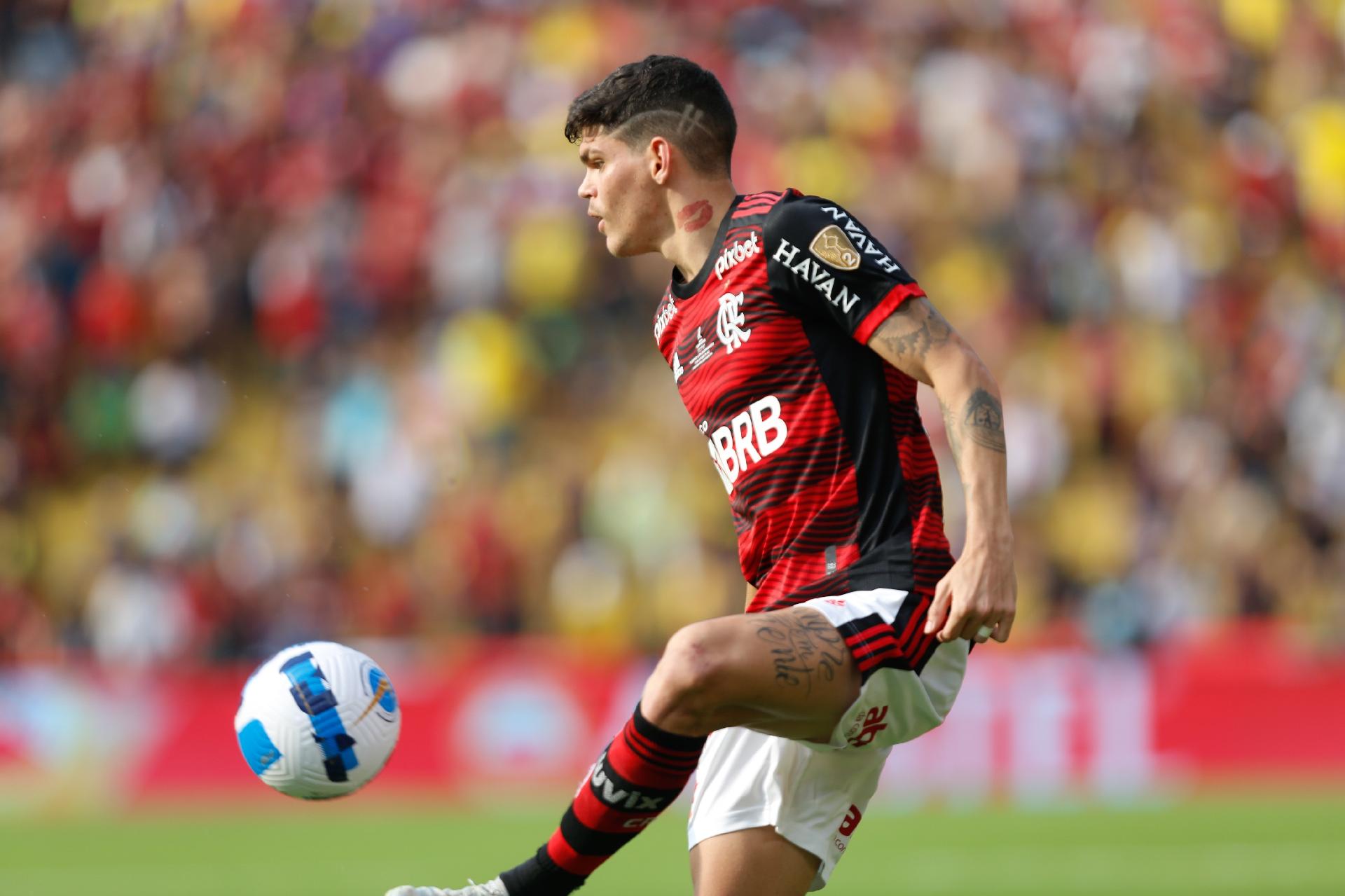 Ayrton Lucas sofre entorse no joelho e desfalca Flamengo contra o