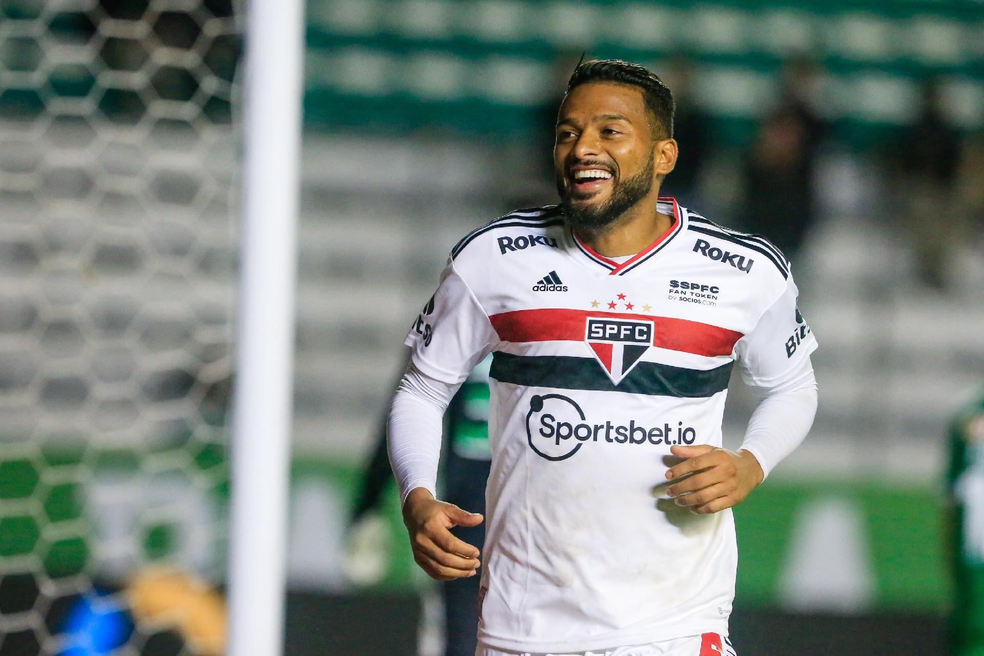 Reinaldo é anunciado pelo Grêmio, após ser dispensado do São Paulo