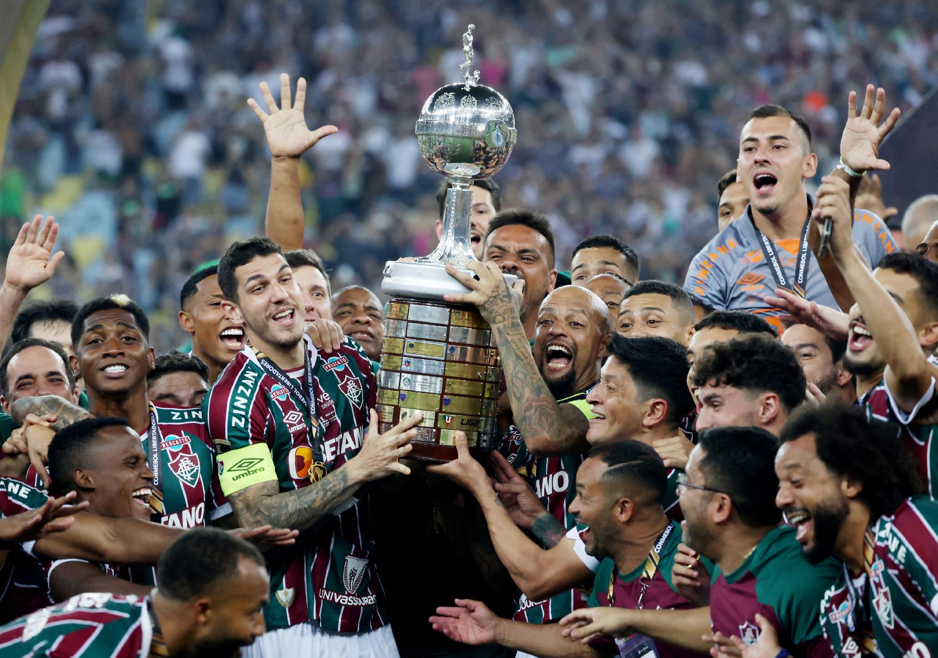 Foto de jogador na infância com camisa do Fluminense viraliza em