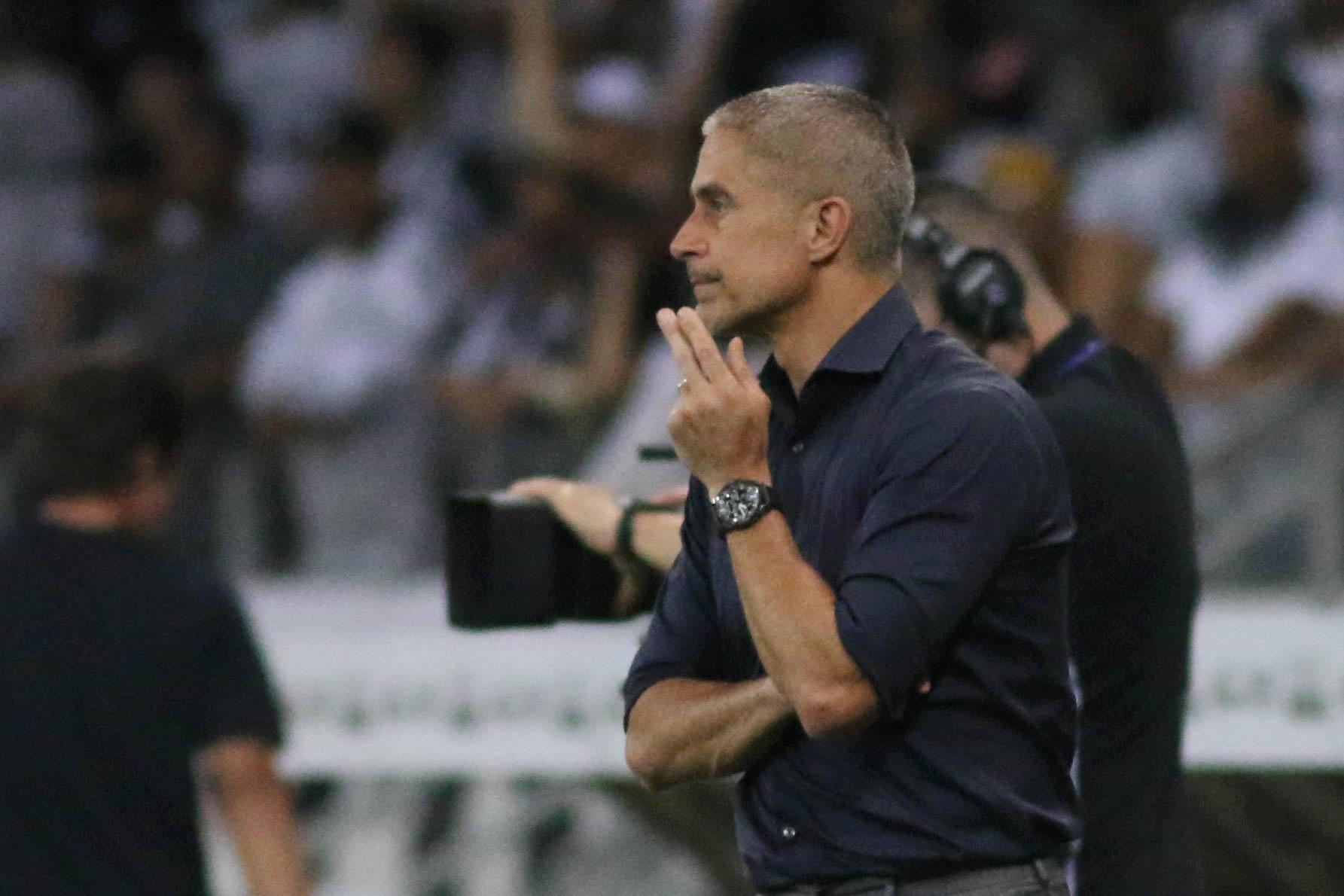 [OPINIÃO] Sylvinho revela-se tão teimoso como a maioria dos treinadores