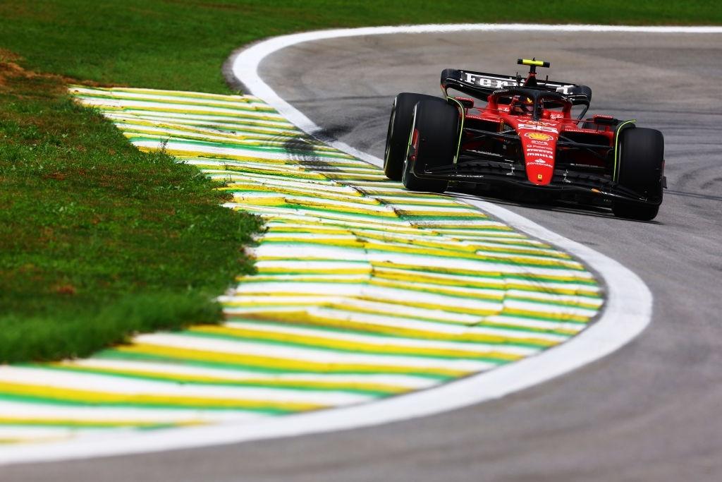 Sainz volta a ser o mais rápido e lidera 3º treino livre do GP de