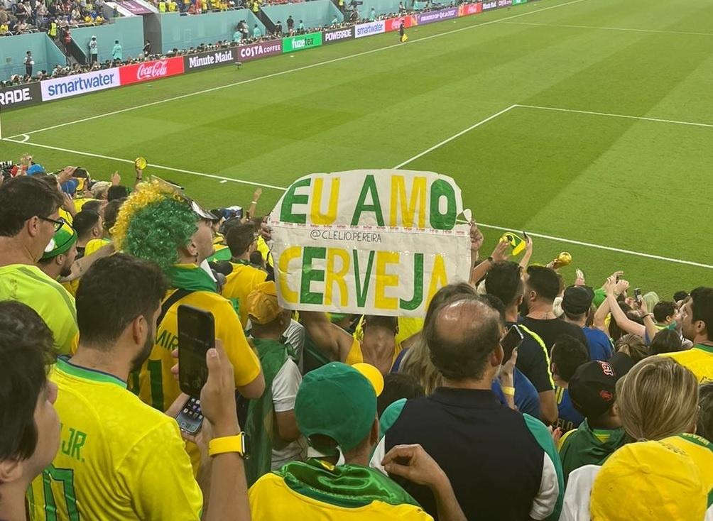 Cartaz de cena de pênalti de futebol