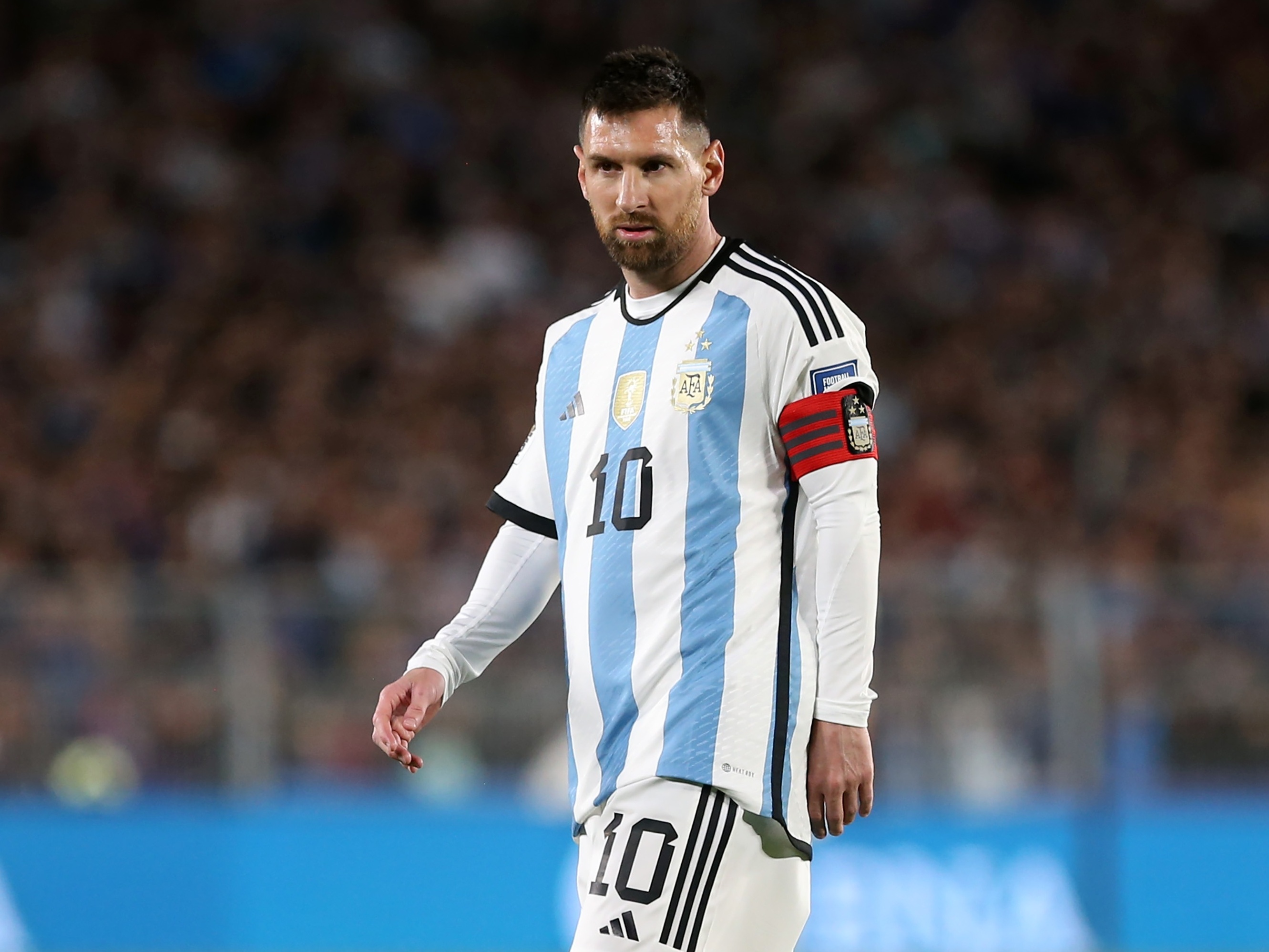 Lionel Messi faz 36 anos: veja números de jogos, títulos, gols,  assistências e prêmios