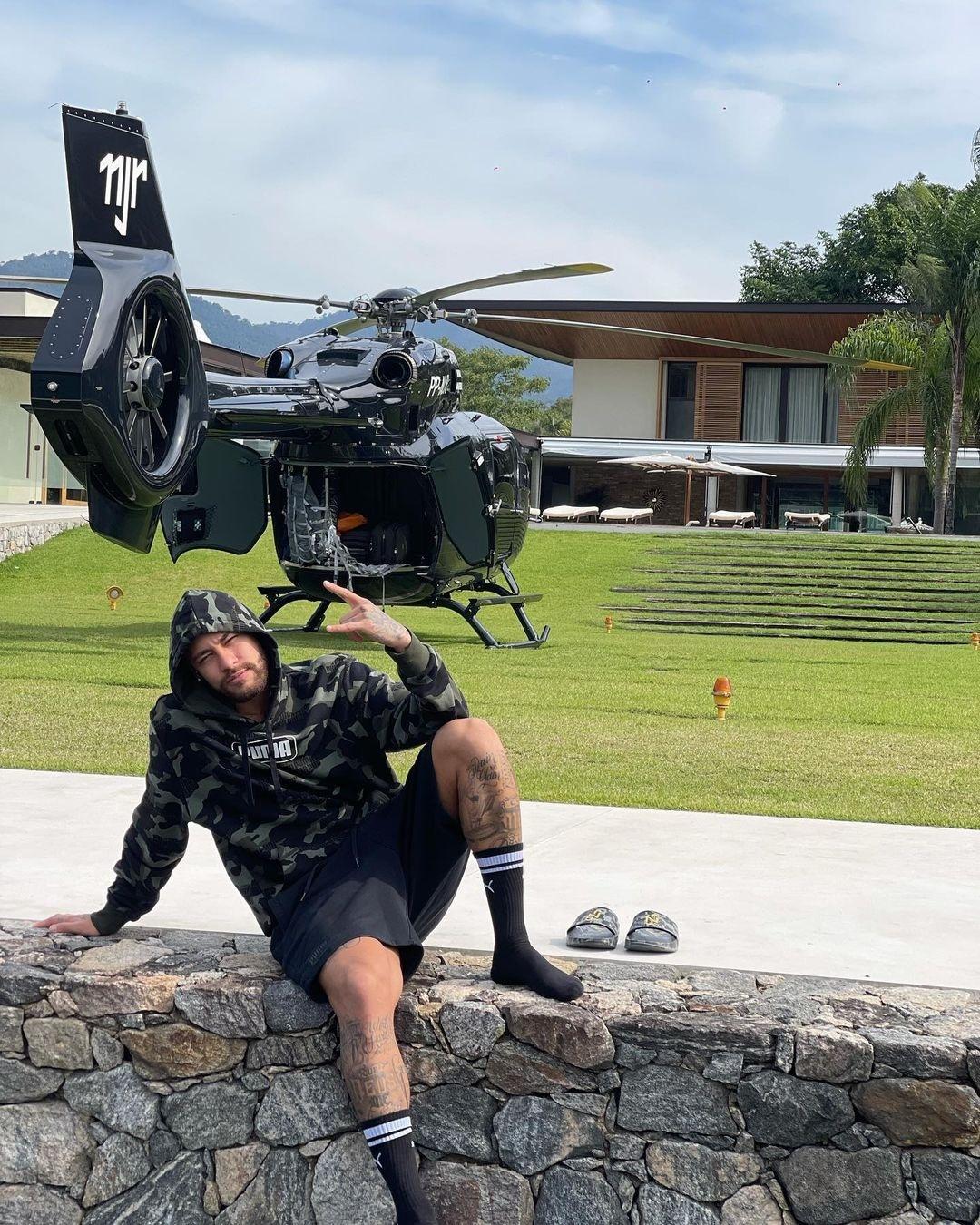 Neymar posa em mansão ao lado de helicóptero de R$ 50 milhões