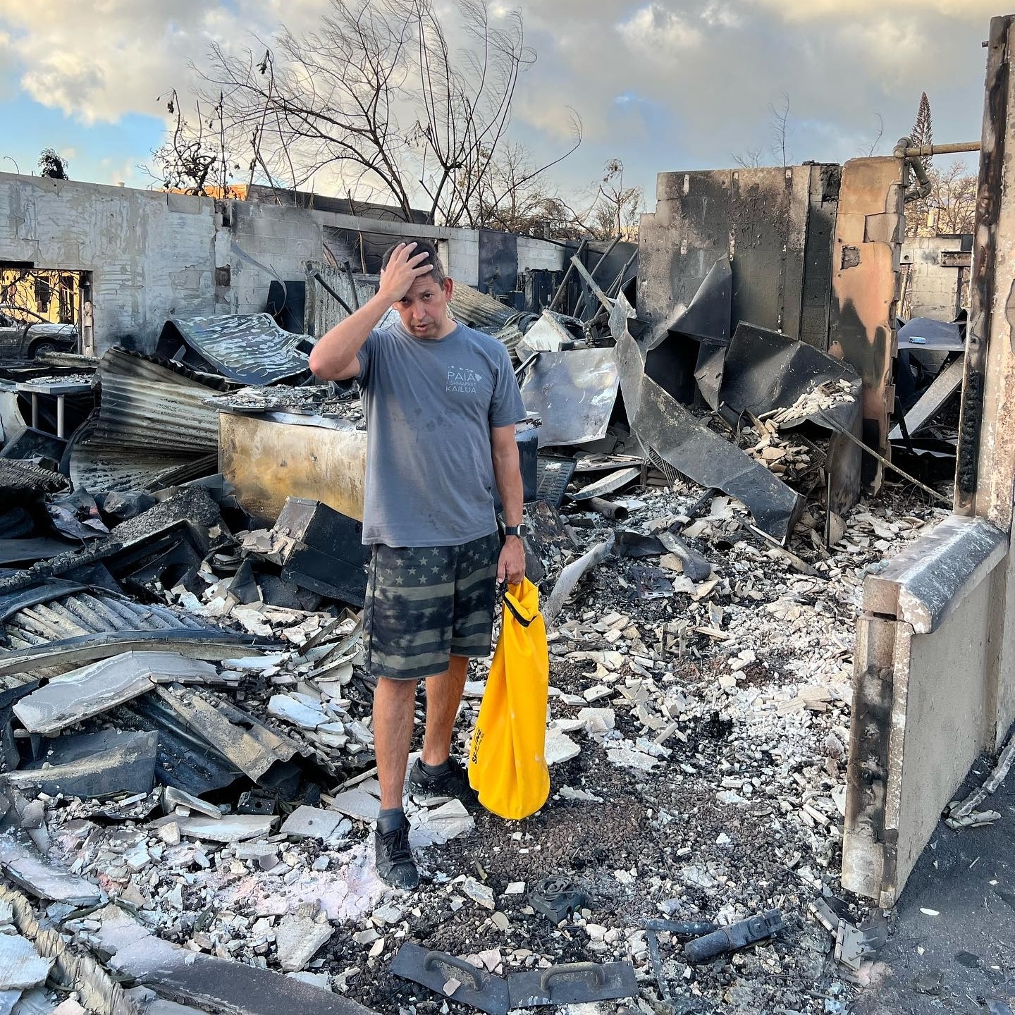 Surfistas brasileiros perdem casa em incêndio no Havaí Parecia guerra