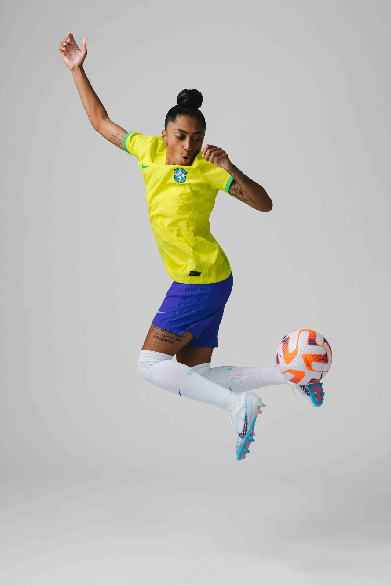 Para representar seleção feminina, Nike muda gênero do brasão real