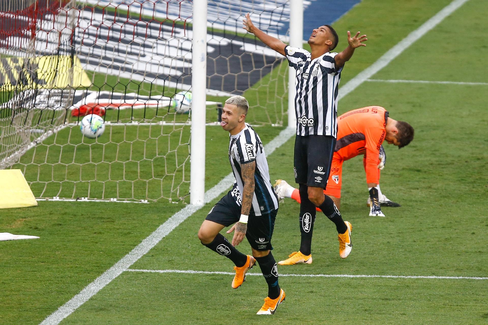 São Paulo vira no tempo normal, vence o Santos nos pênaltis e vai