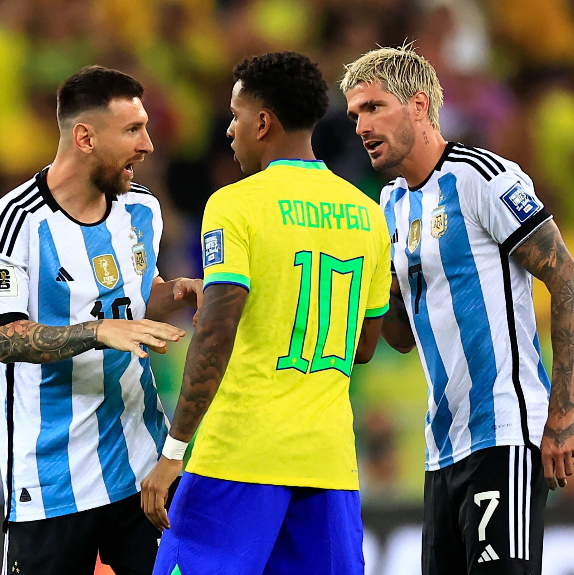 Rodrygo sofre racismo após discussão com Messi e critica argentinos