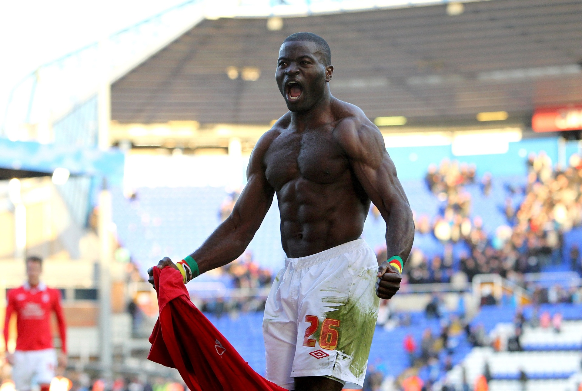 Fotos Elokobi, fortão do futebol inglês 17/02/2016 UOL Esporte