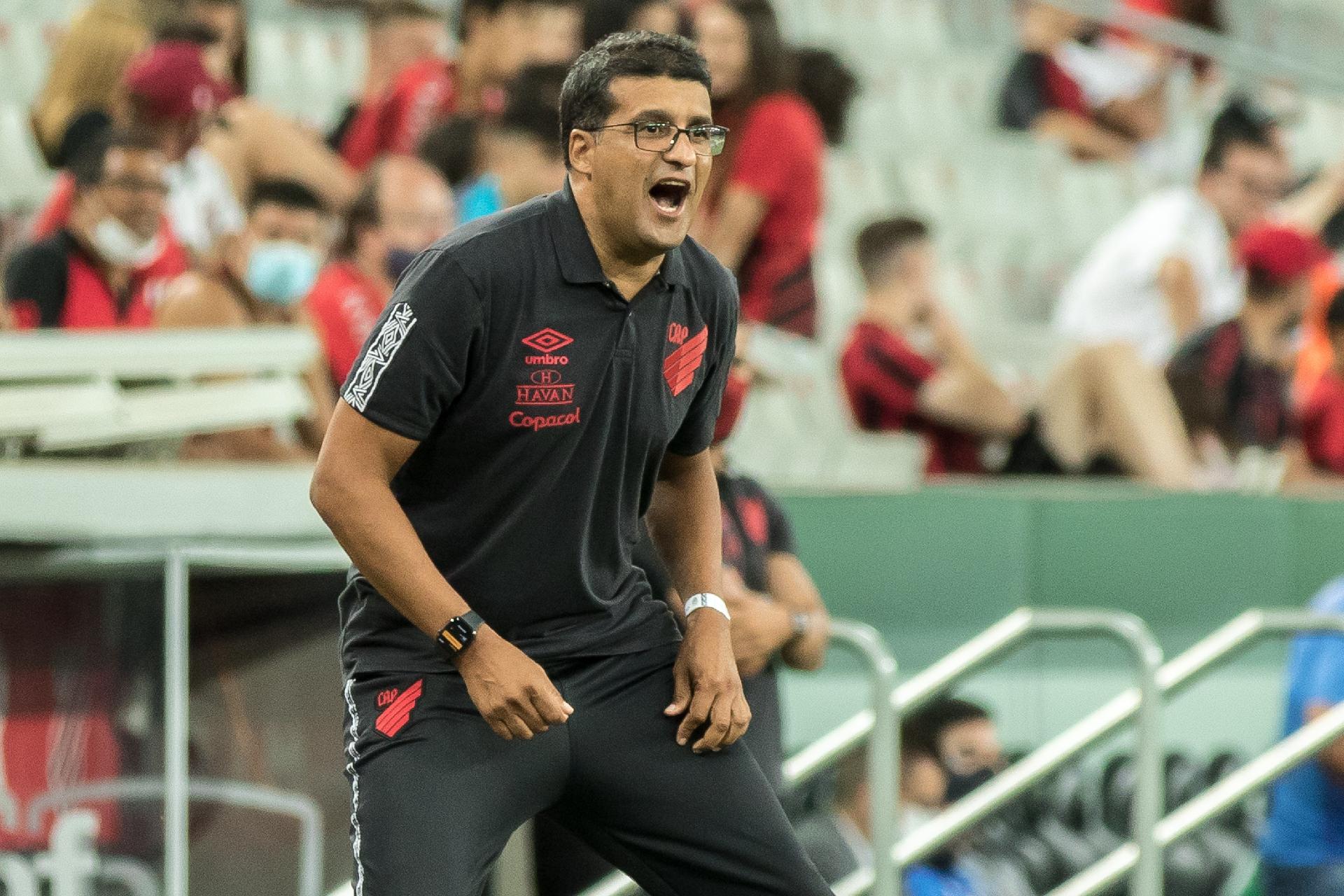 Wesley Carvalho avalia atuação do Athletico e quer um time mais ofensivo  contra o Flamengo
