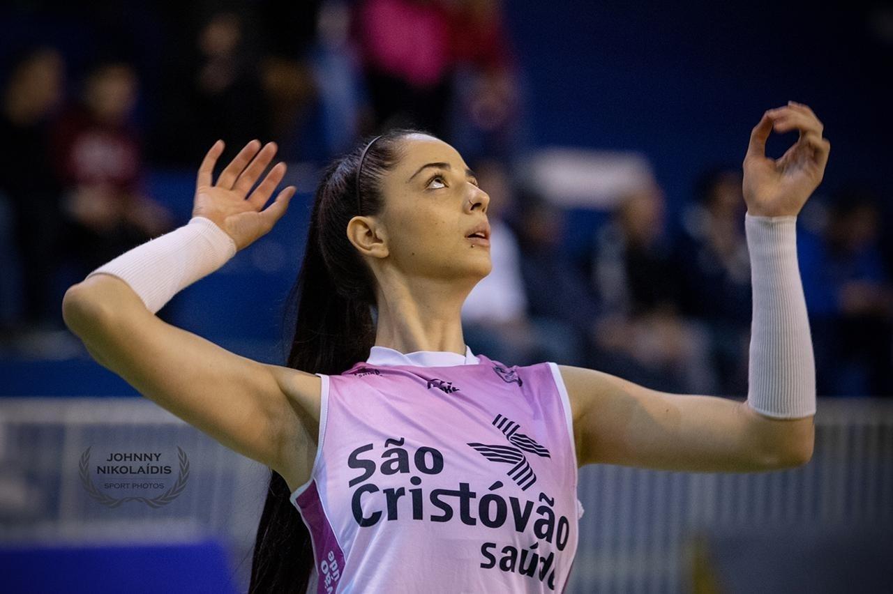 Jogadora de vôlei cogitou nova carreira após tumor: 