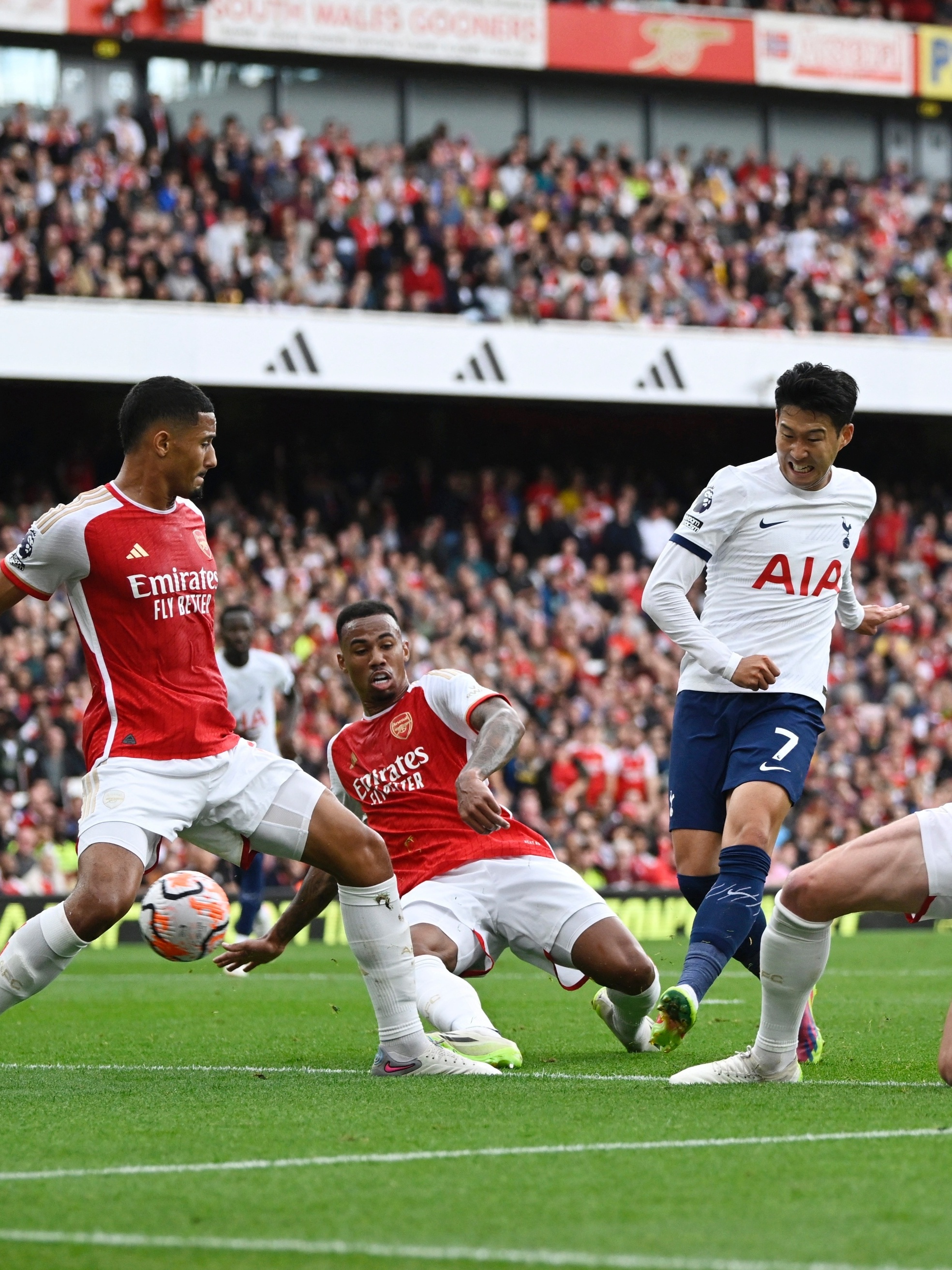 Tottenham conta com empate do Arsenal para assumir liderança do Inglês;  United ganha de virada - Esportes - R7 Futebol