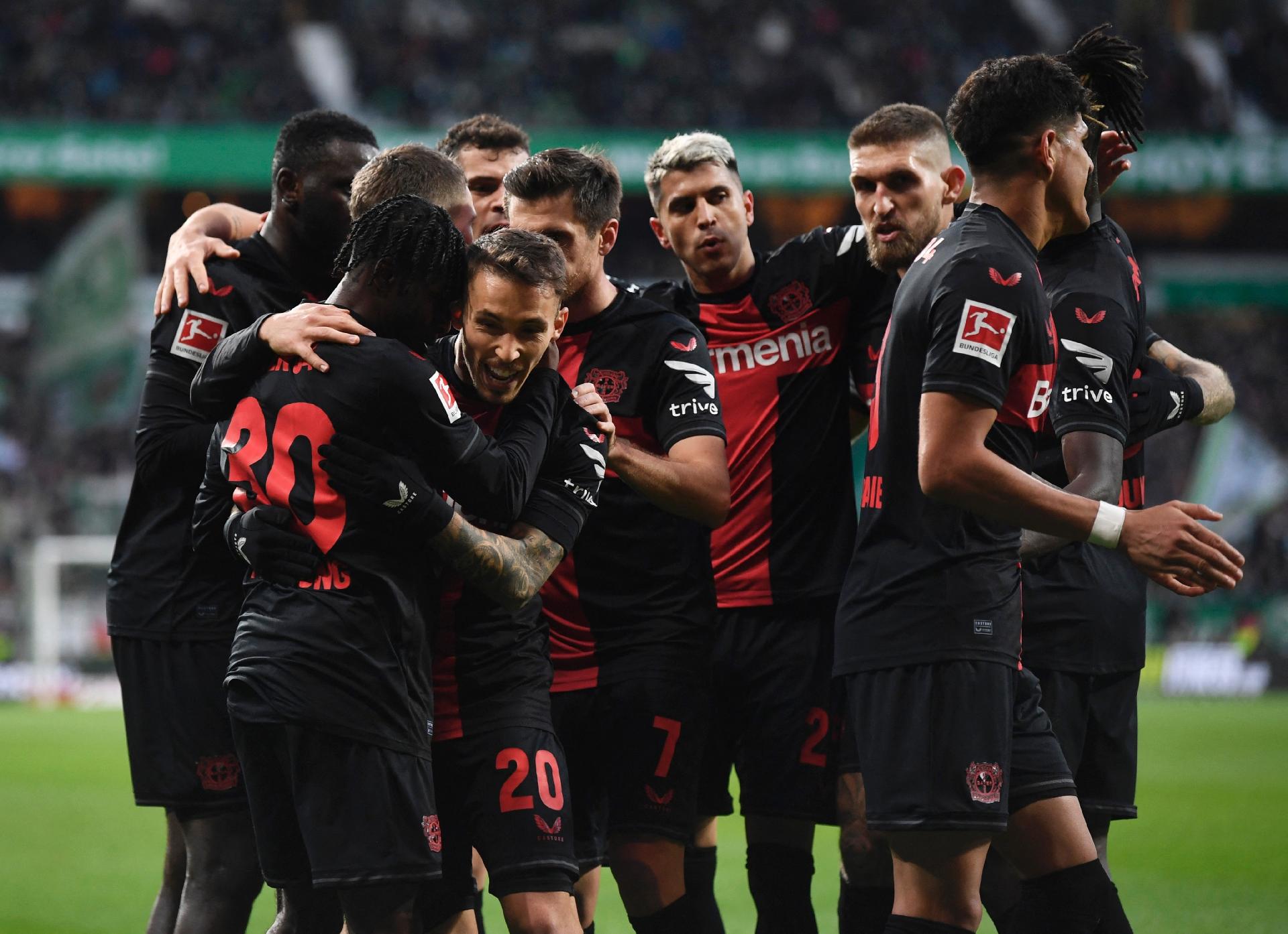 Leverkusen lidera invicto a Bundesliga, enquanto Borussia Dortmund