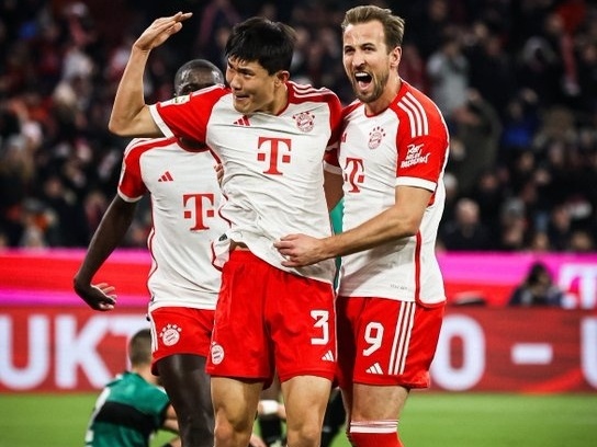 Bayern goleia na visita ao Dortmund com hat-trick de Kane; Leverkusen segue  líder - Folha PE