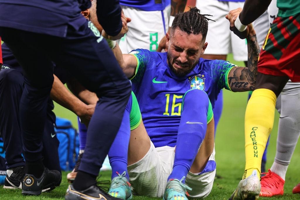 Alex Telles sai chorando de Brasil x Camarões após choque com adversário, seleção brasileira