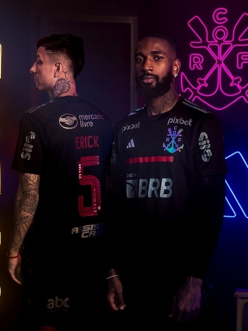 Faixa em nova camisa do Flamengo incomoda conselho