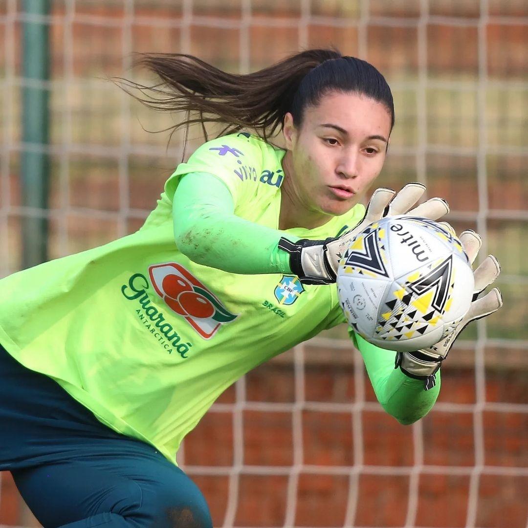 Copa Feminina: Titular da seleção sofre lesão no joelho e preocupa