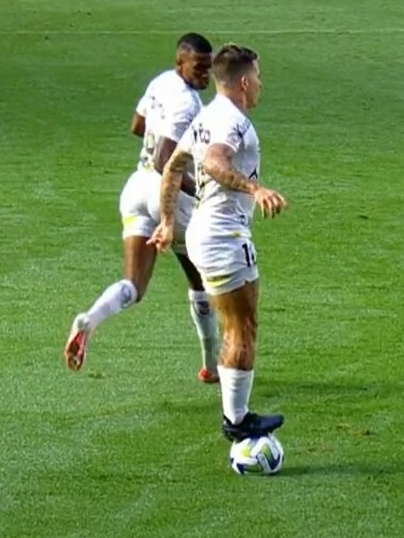 O Menino Do Jogador De Futebol Está Pisando Na Bola Na Sala Foto