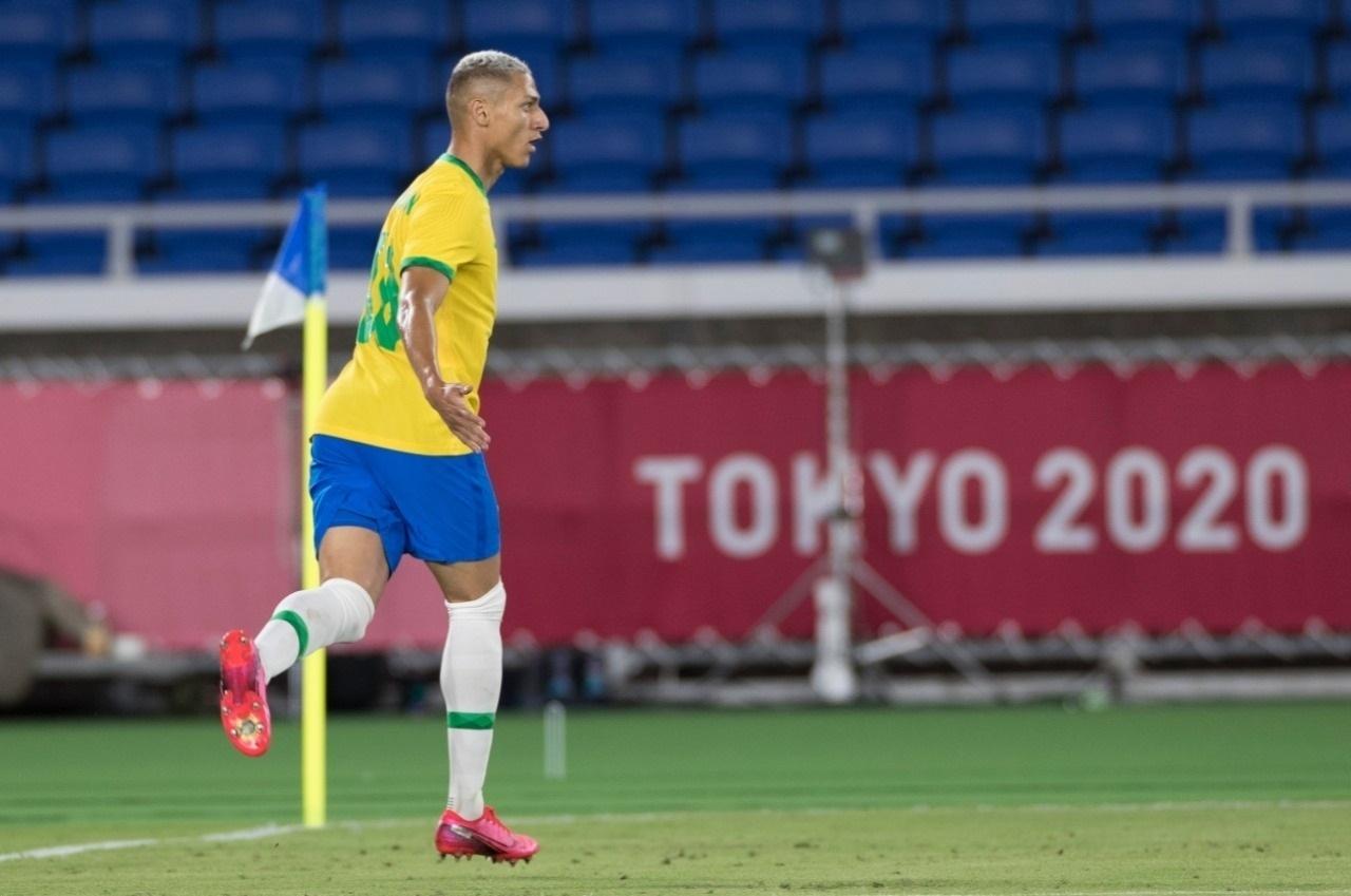 Brasil toma susto mas vence Alemanha na estreia três de