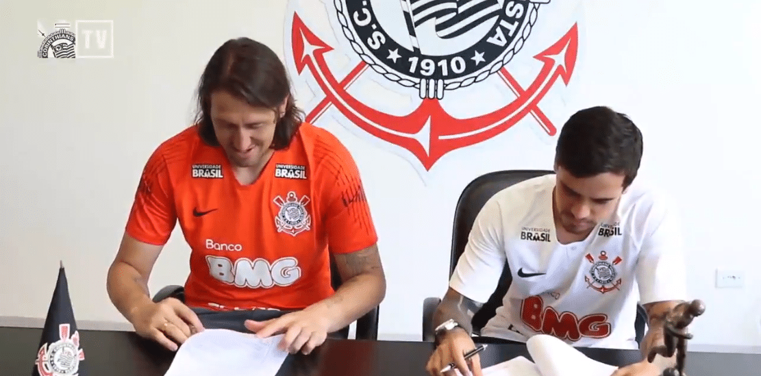 Resultado de imagem para cassio e fagner do corinthians assinando contrato