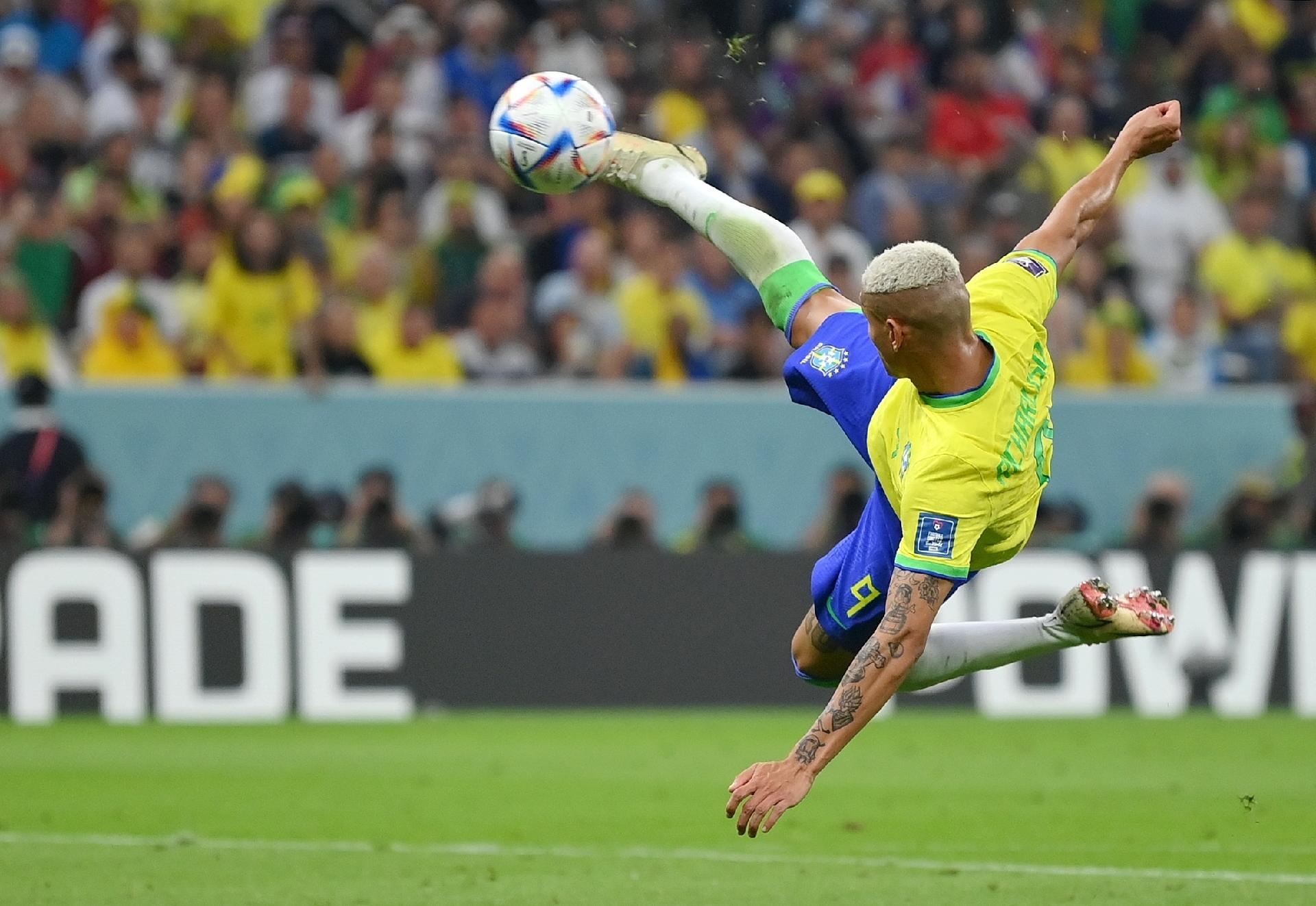 Sangue de guerreiro: Richarlison leva pontos na cabeça e faz sete jogos -  Lance!