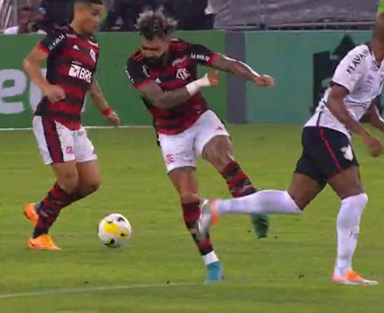 Arrascaeta e Gabigol são absolvidos no STJD e podem jogar em