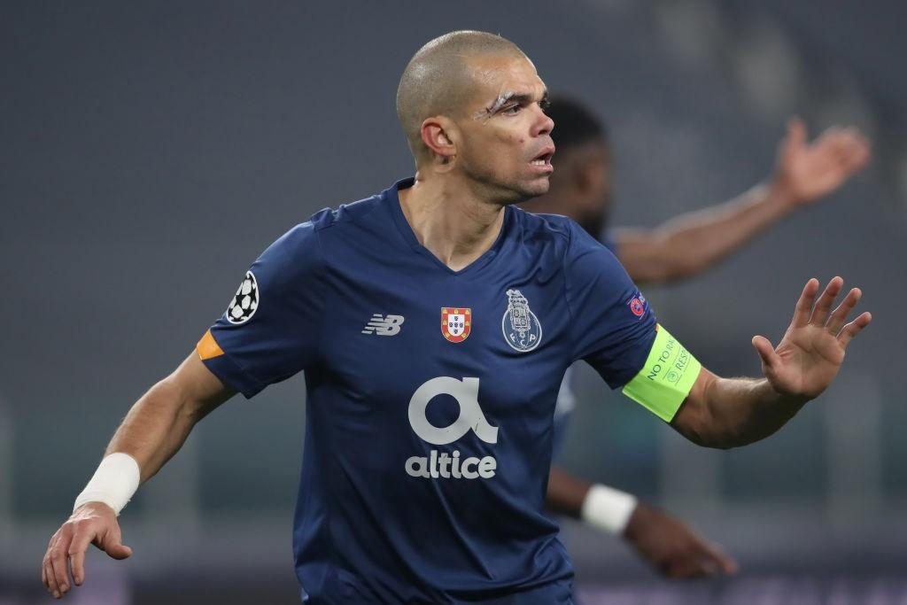 Pepe marca de cabeça e faz história na Champions League