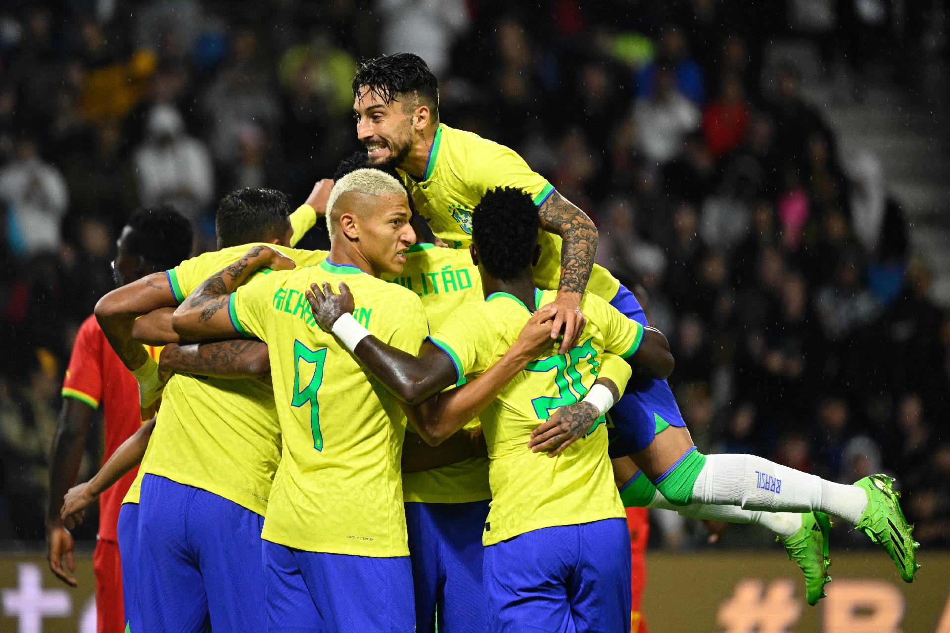 Com testes de Tite, Brasil bate Japão em penúltimo jogo do ano