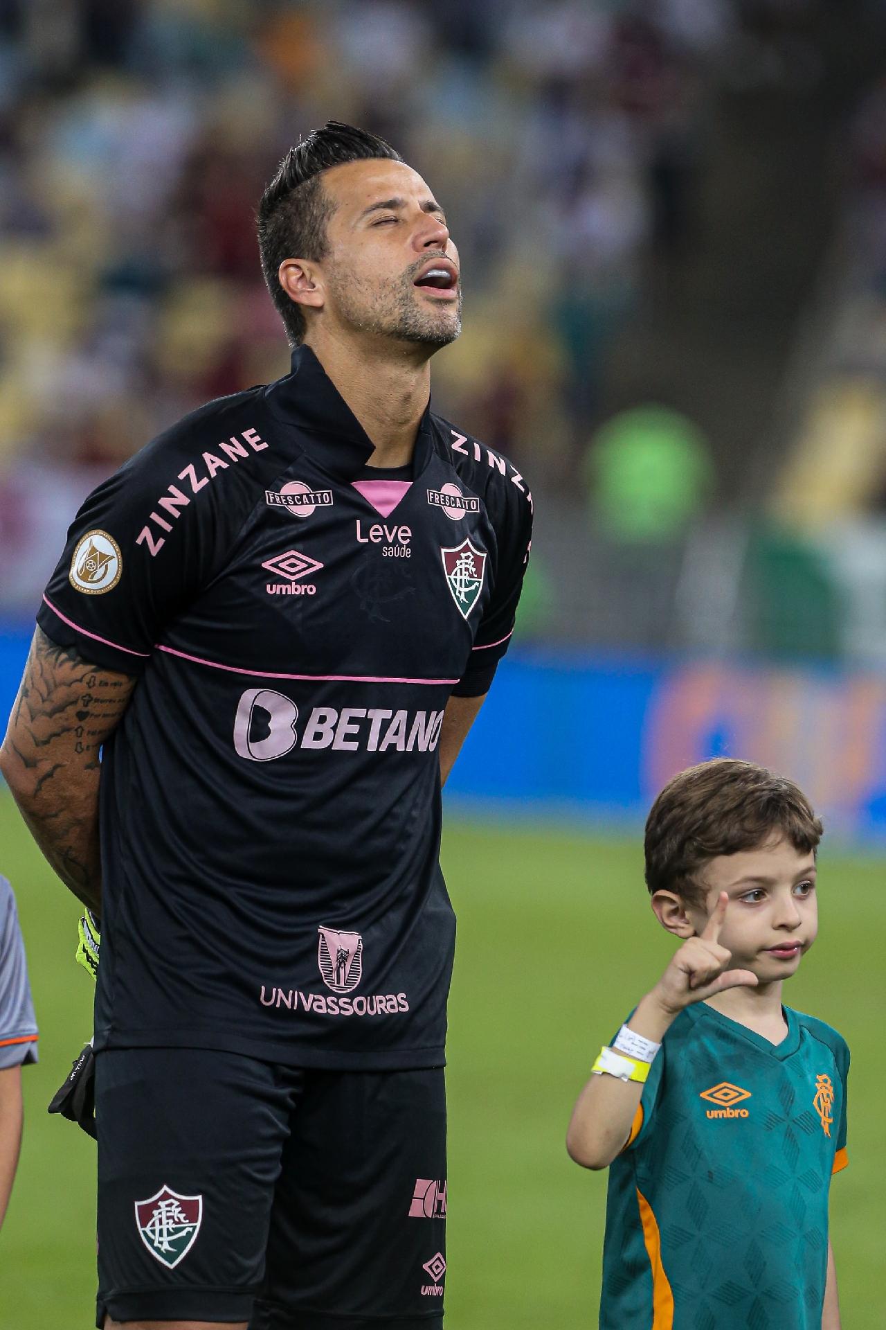 Fábio, do Fluminense, é o goleiro com mais defesas difíceis no Brasileirão