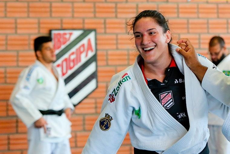 Medalhistas Mayra Aguiar e Daniel Cargnin voltam a Porto Alegre e