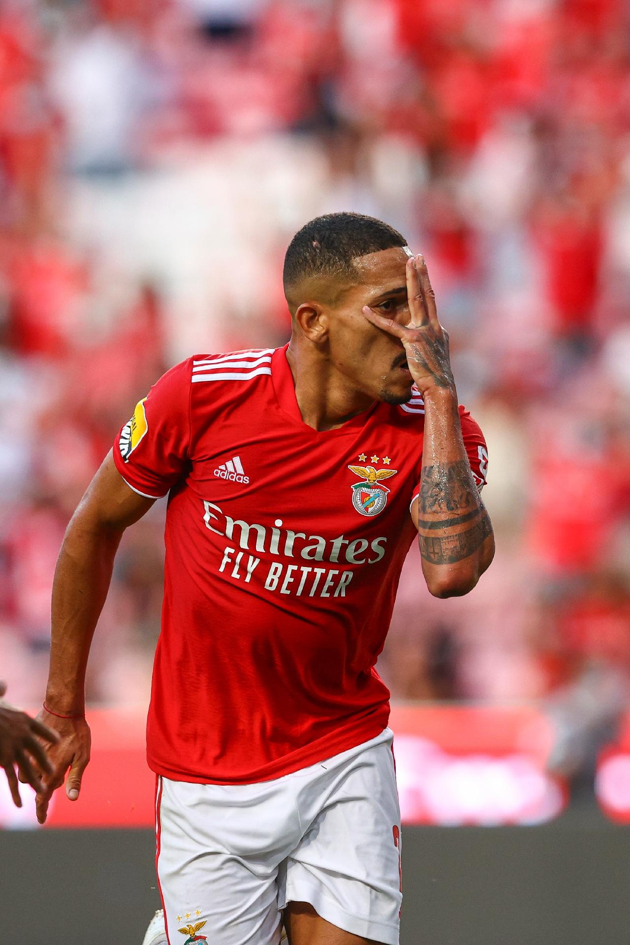 Gilberto comemora marca de 50 jogos com camisa do Benfica - Lance!