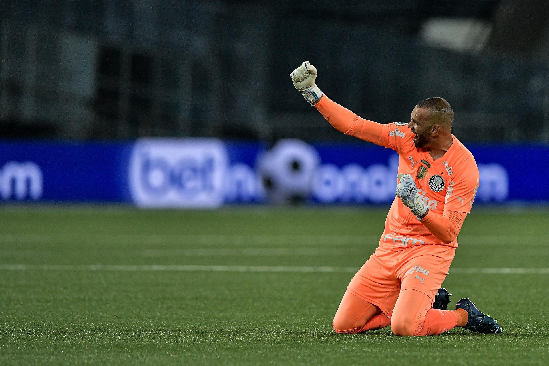 Weverton defende quarto pênalti no semestre e vive dia de protagonista -  Lance!