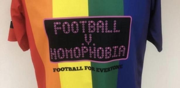 Altrincham entra em campo com as cores da bandeira LGBT em seu uniforme -  Futebol - UOL Esporte