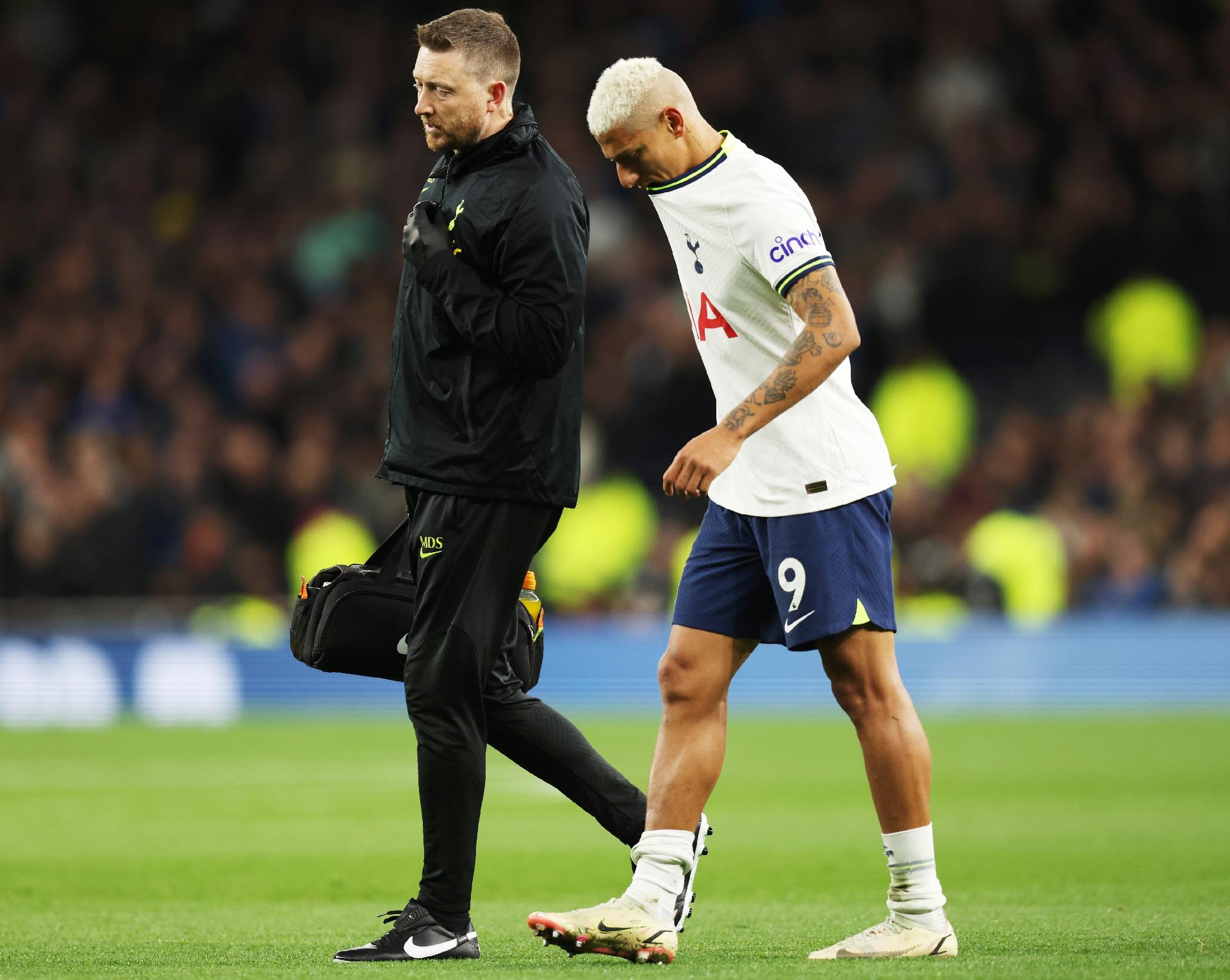 Richarlison sofre lesão e deixa jogo do Tottenham aos quatro