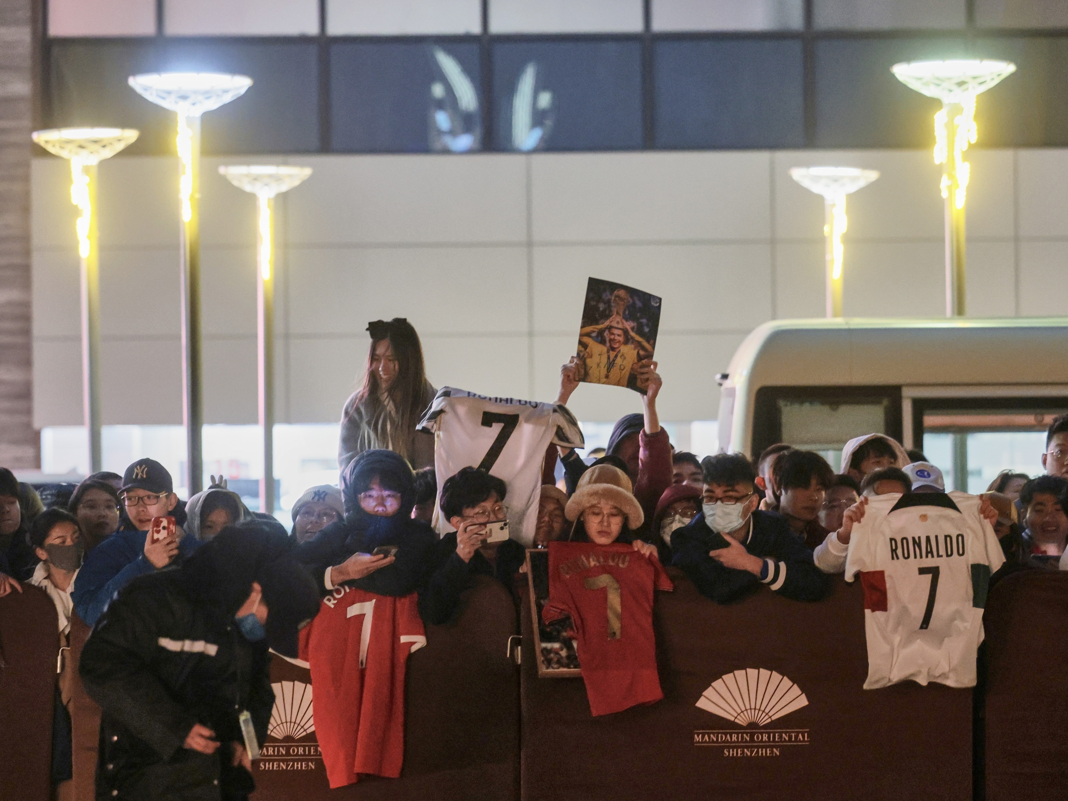 Fãs de Cristiano Ronaldo invadem hotel do Al-Nassr na China; veja