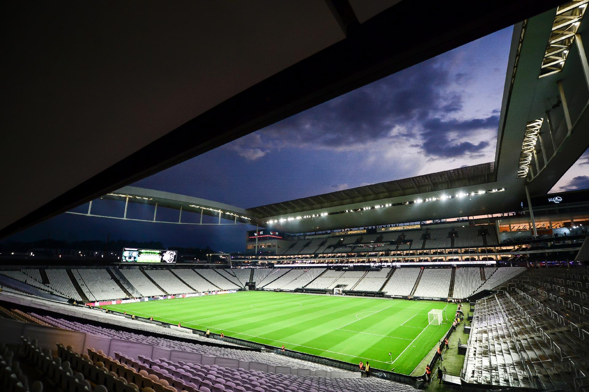 Visão realista de um jogo de futebol por meio de programas de televisão