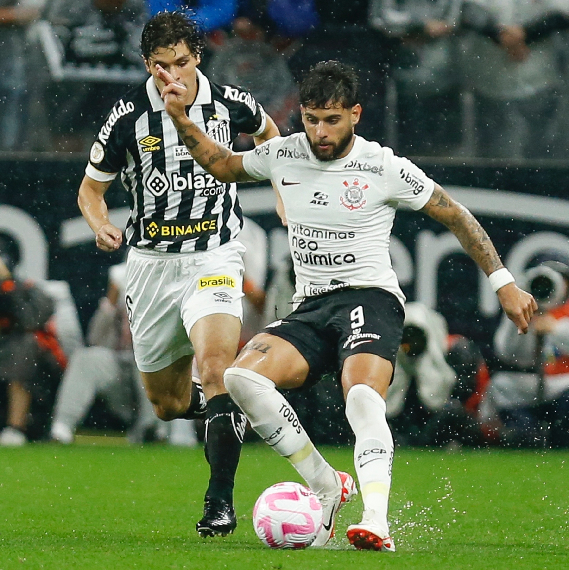 Corinthians e Santos empatam em clássico polêmico e seguem